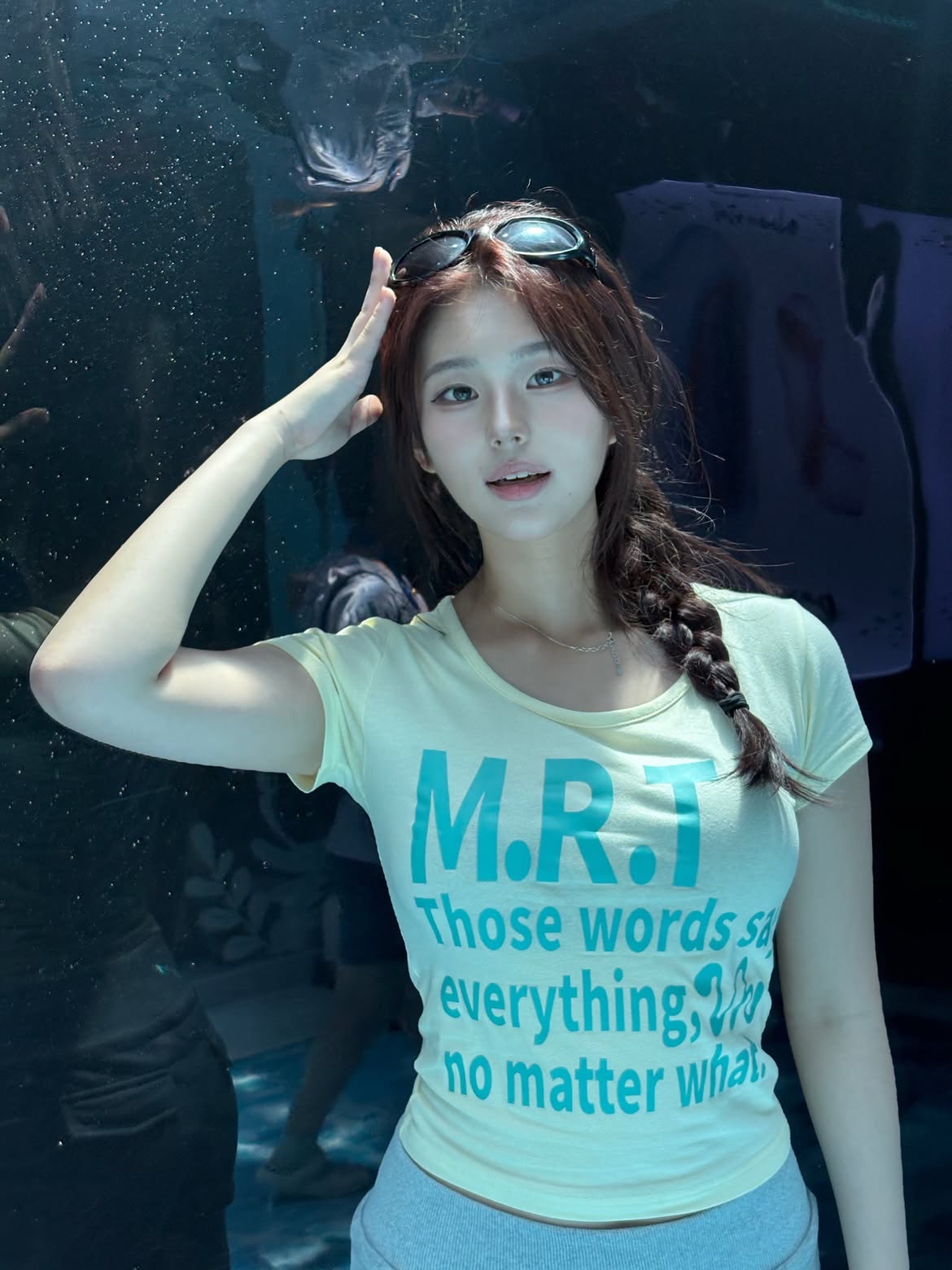 venhit MRT Vivid U-Neck Slim Fit Short Sleeve T-Shirt Yellow 착용 스타일 - 2