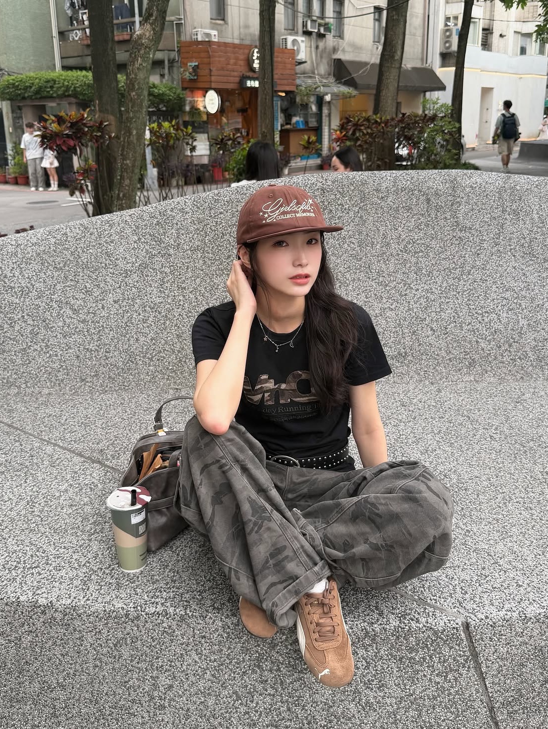 venhit Memories Flat Bill Cap Brown, venhit MRT Applique Washed Slim Fit Short Sleeve T-Shirt Black 착용 스타일 - 2