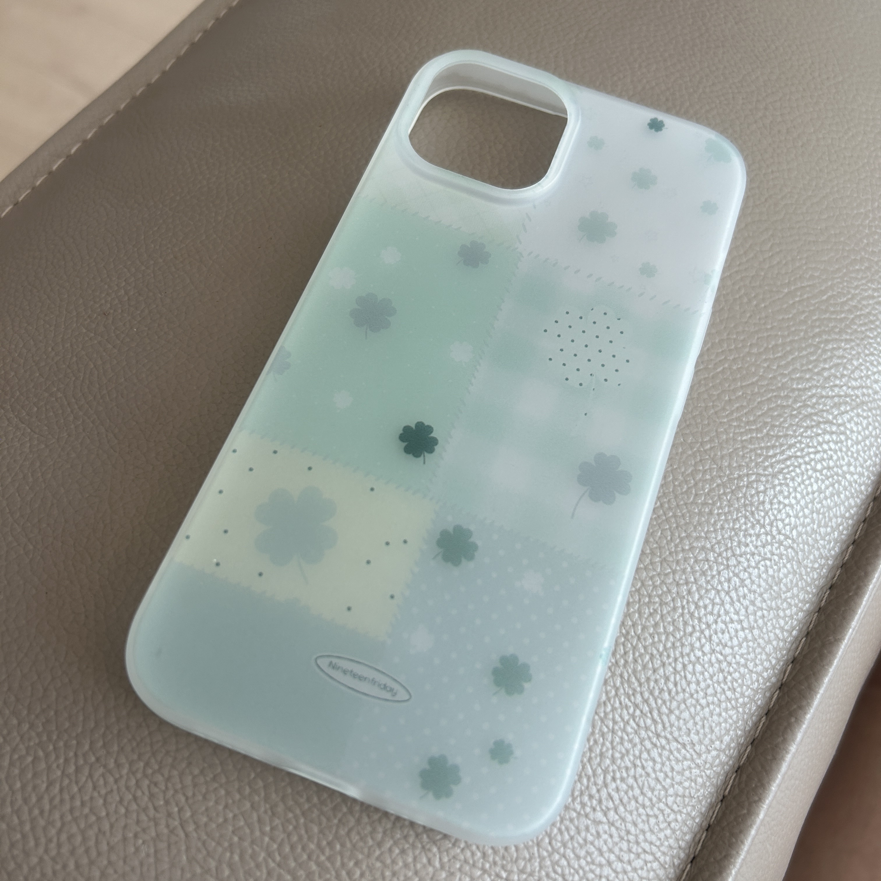 NINETEENFRIDAY Four-leaf clover lucky patch Matte Case - Green 착용 스타일
