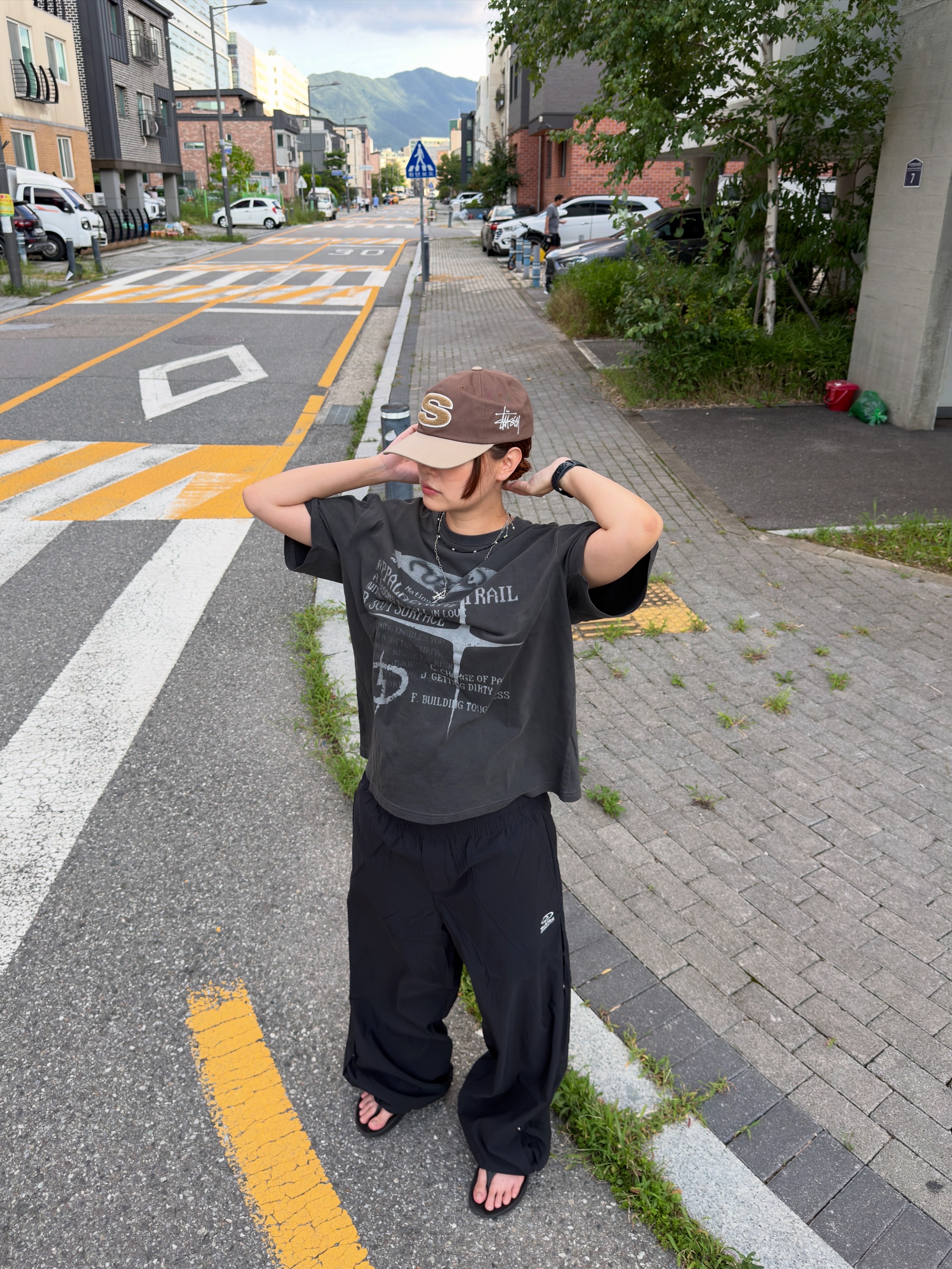 Oofos OOriginal Black, Stussy Chenille S Low Pro Cap Brown 착용 스타일 - 3