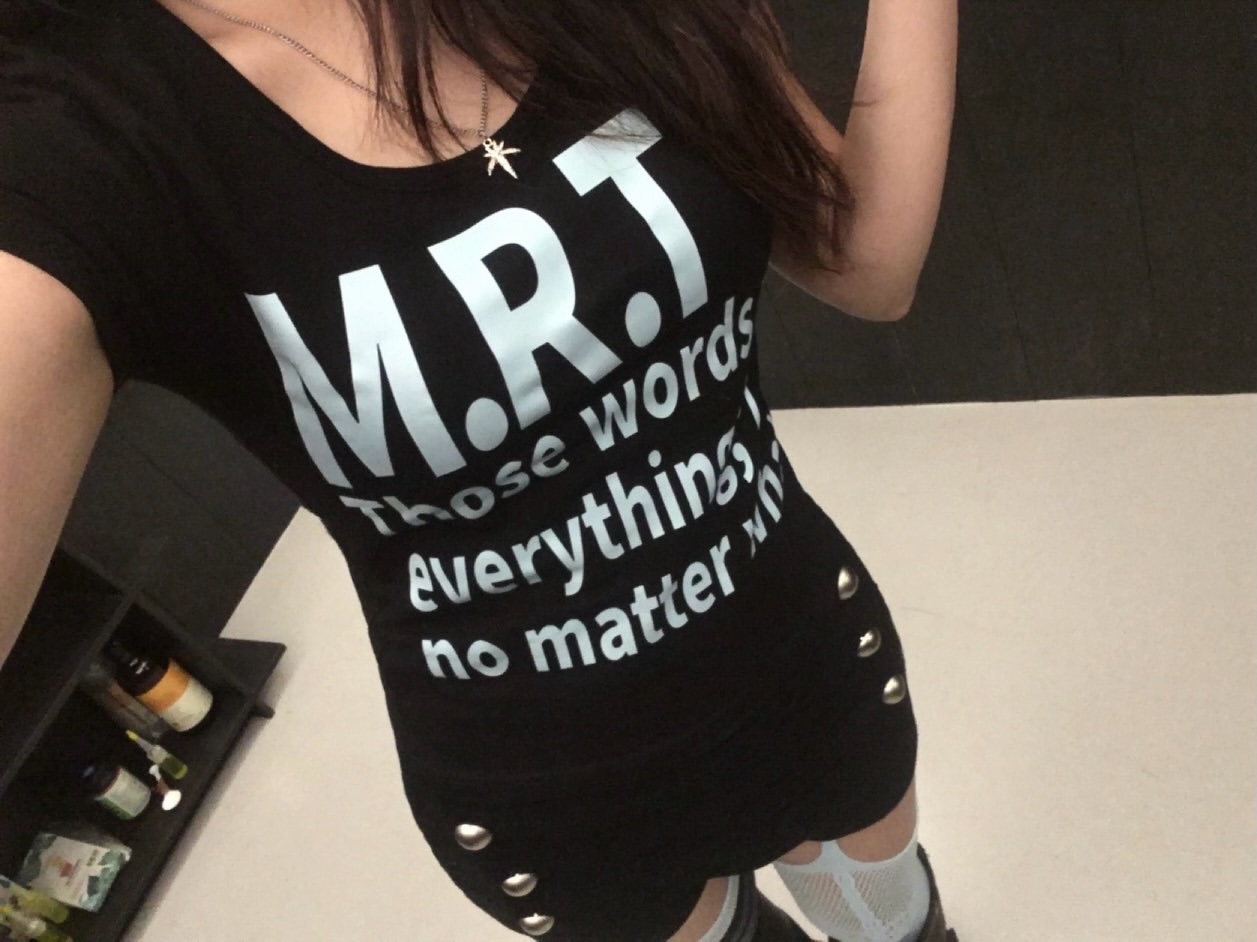 venhit MRT Vivid U-Neck Slim Fit Short Sleeve T-Shirt Black 착용 스타일 - 5