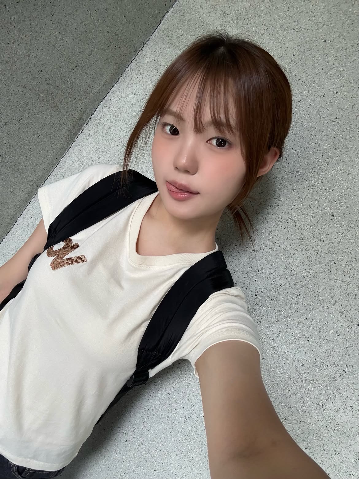 venhit VC Signature Embroidered Slim Fit Short Sleeve T-Shirt LPD Cream 착용 스타일 - 1