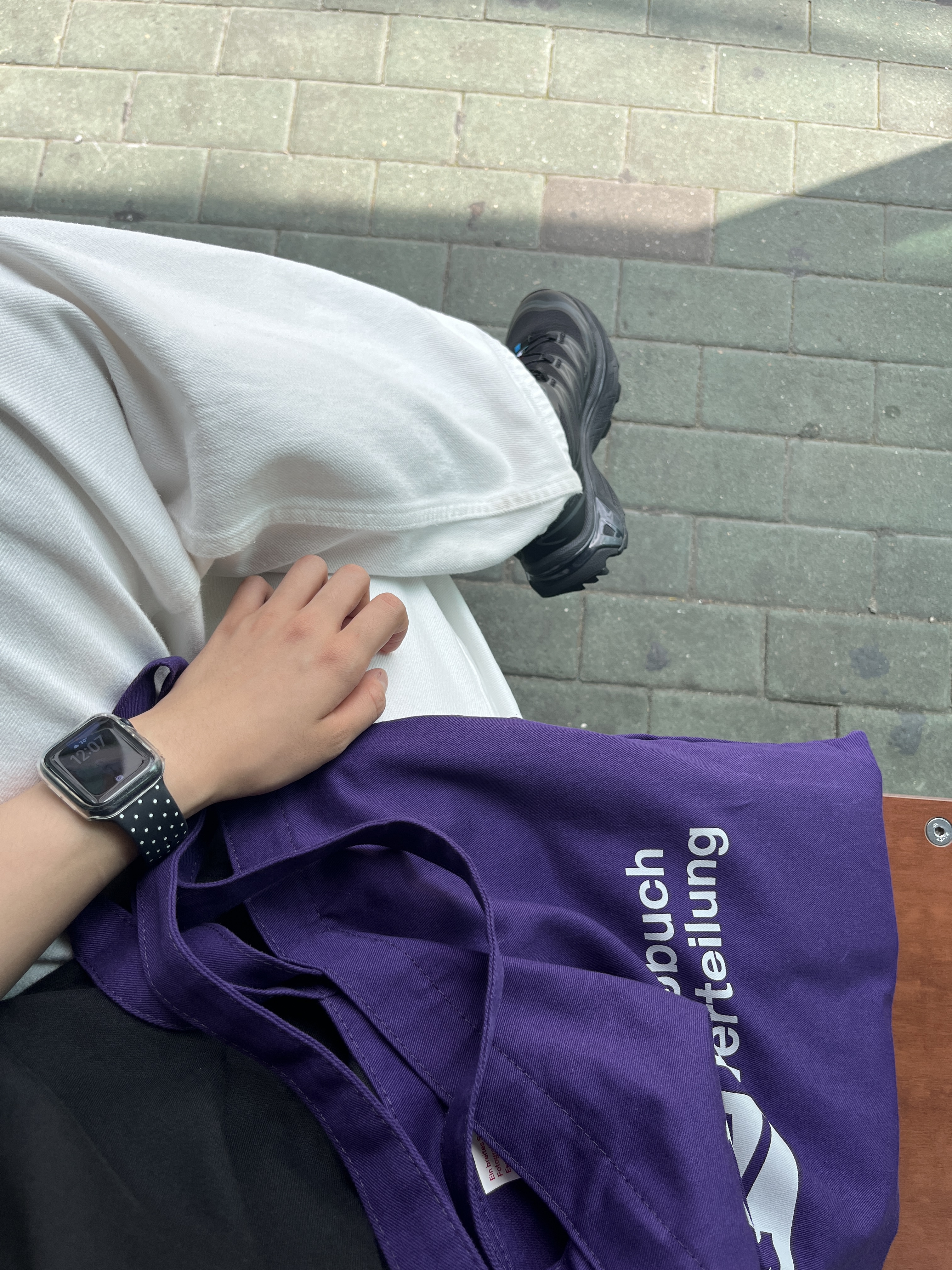 Berlin Photobook Distribution 002 Bag Purple, (W) Uniqlo Baggy Curve Jeans White - JP 착용 스타일 - 2
