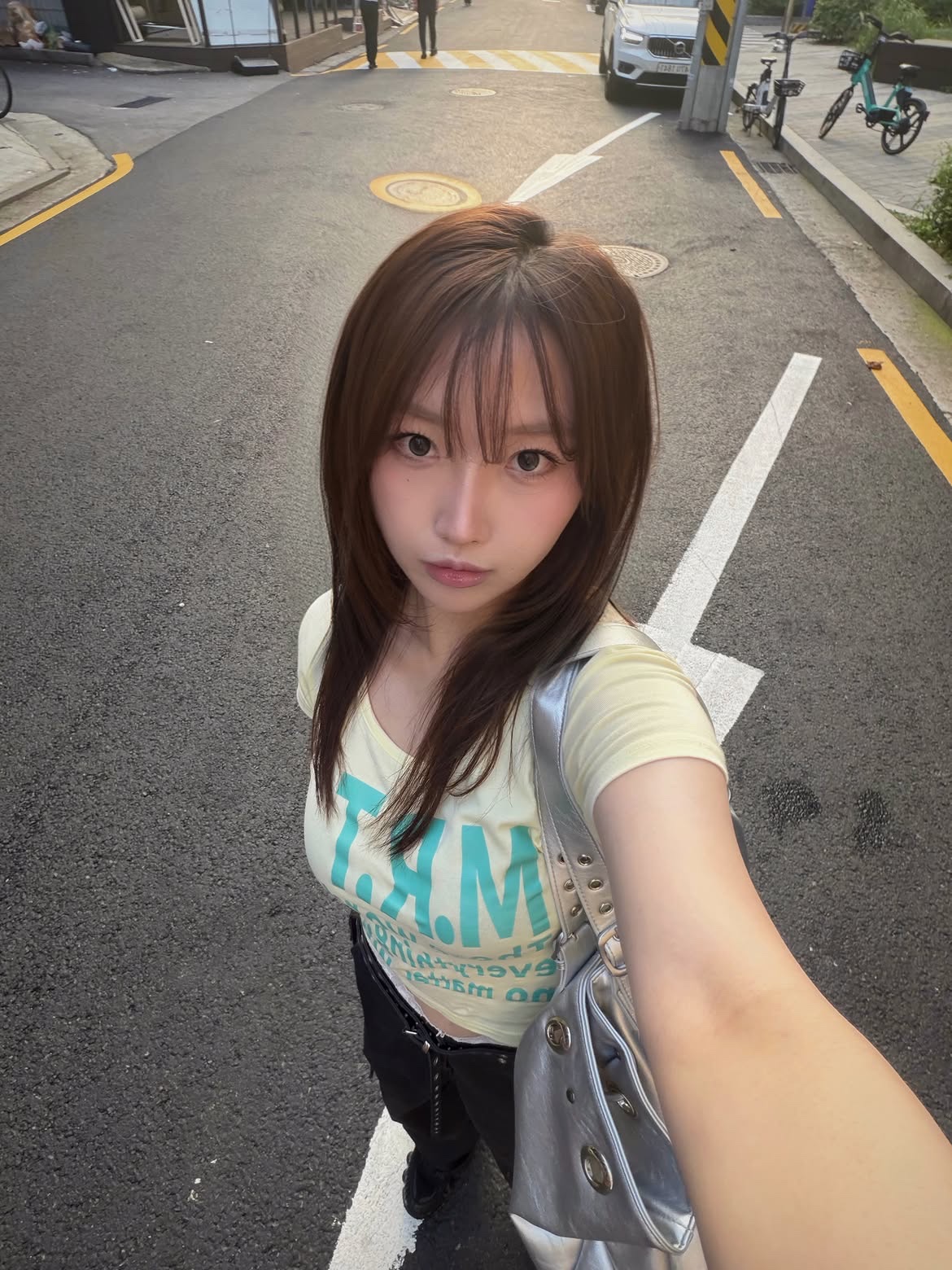venhit MRT Vivid U-Neck Slim Fit Short Sleeve T-Shirt Yellow 착용 스타일 - 2