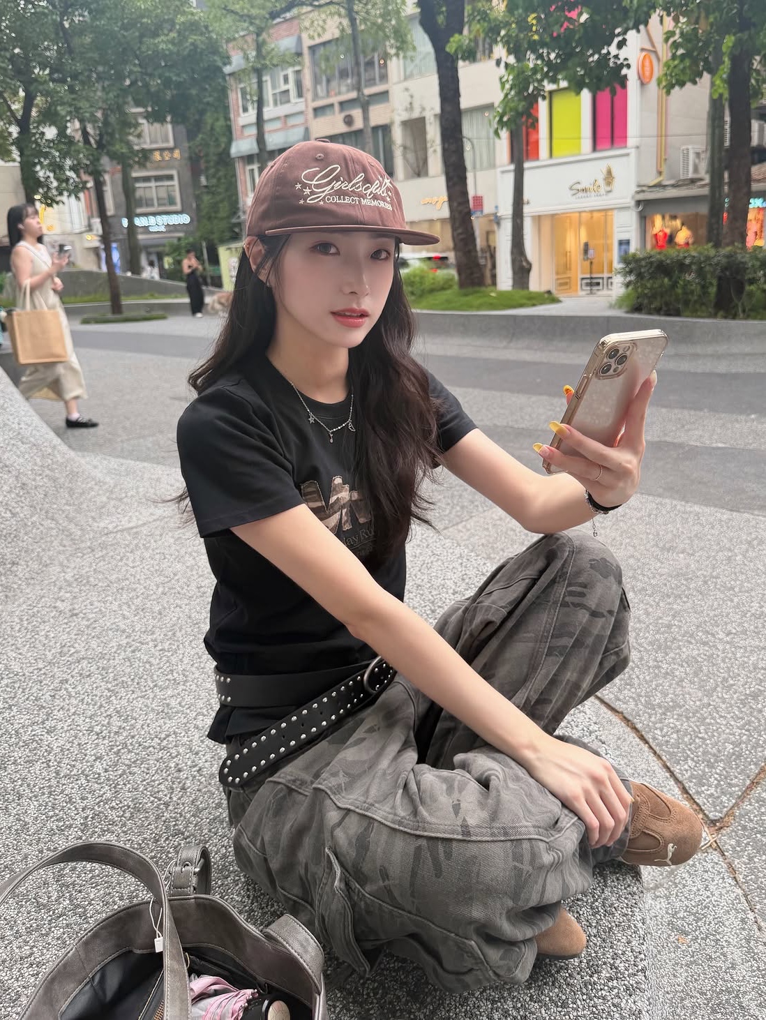 venhit Memories Flat Bill Cap Brown, venhit MRT Applique Washed Slim Fit Short Sleeve T-Shirt Black 착용 스타일 - 9