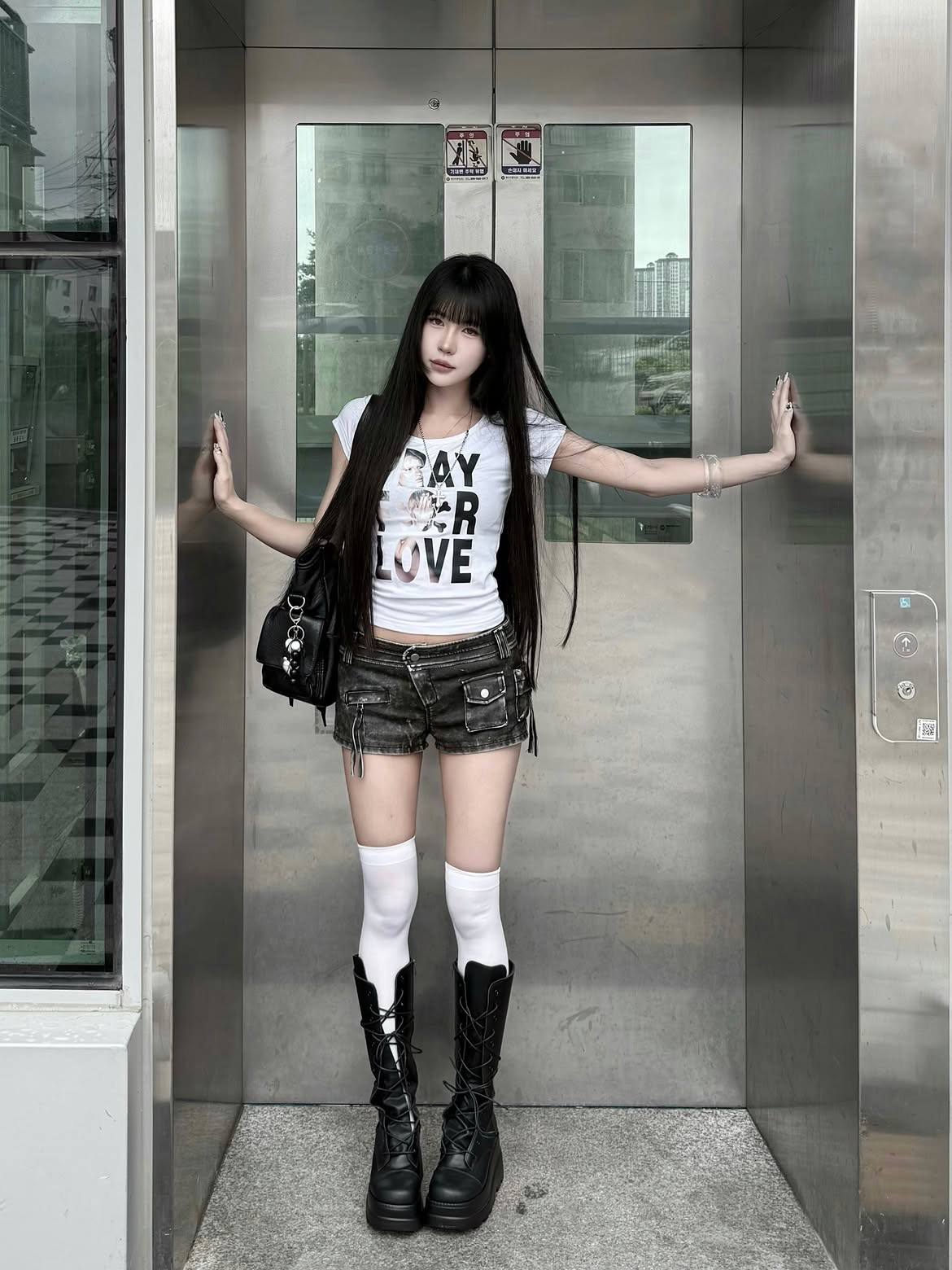 venhit Saintly Love U-Neck Slim Fit Short Sleeve T-Shirt White 착용 스타일 - 3