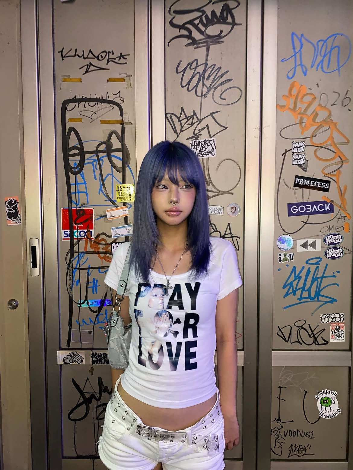 venhit Saintly Love U-Neck Slim Fit Short Sleeve T-Shirt White 착용 스타일 - 3