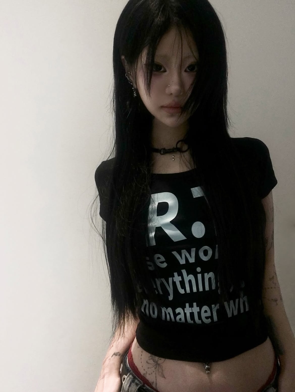 venhit MRT Vivid U-Neck Slim Fit Short Sleeve T-Shirt Black 착용 스타일 - 3