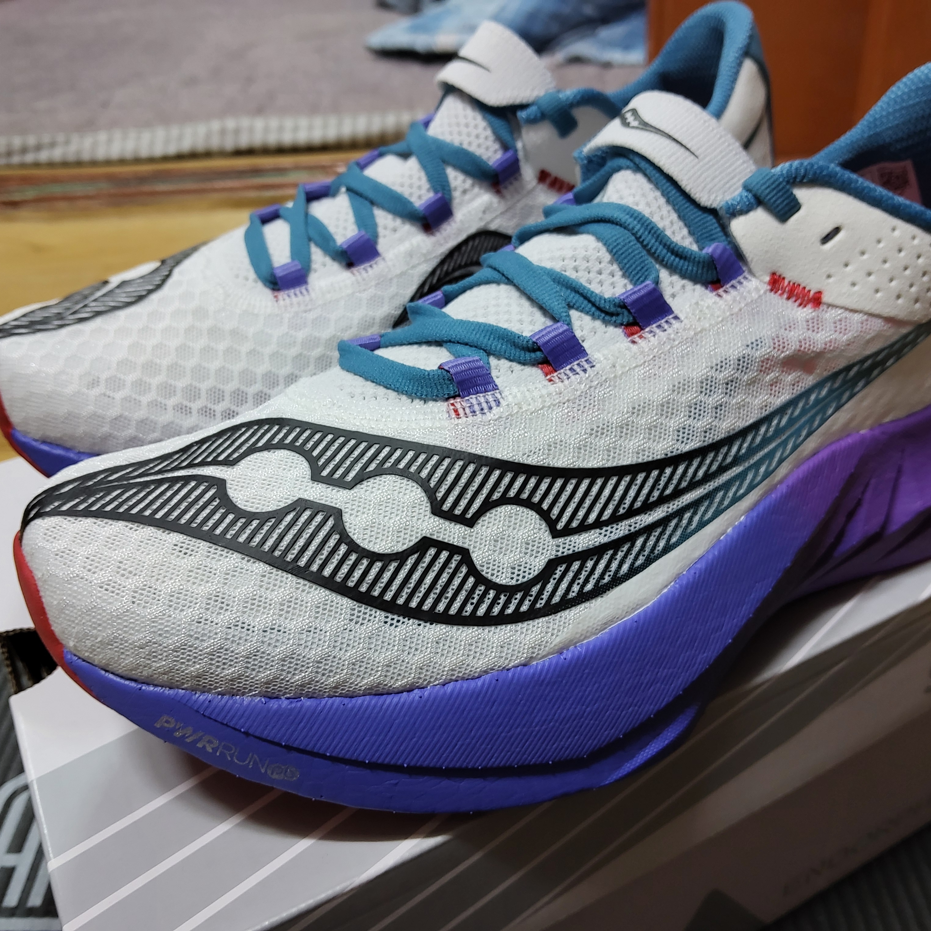 Saucony Endorphin Pro 4 White Shadow 착용 스타일 - 2
