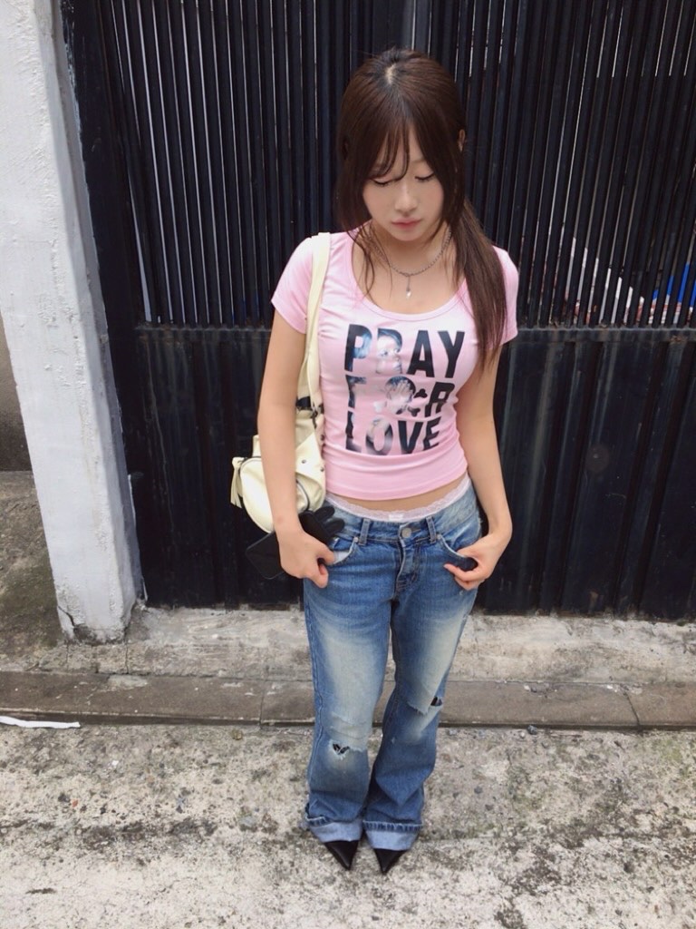 venhit Saintly Love U-Neck Slim Fit Short Sleeve T-Shirt Pink 착용 스타일 - 4