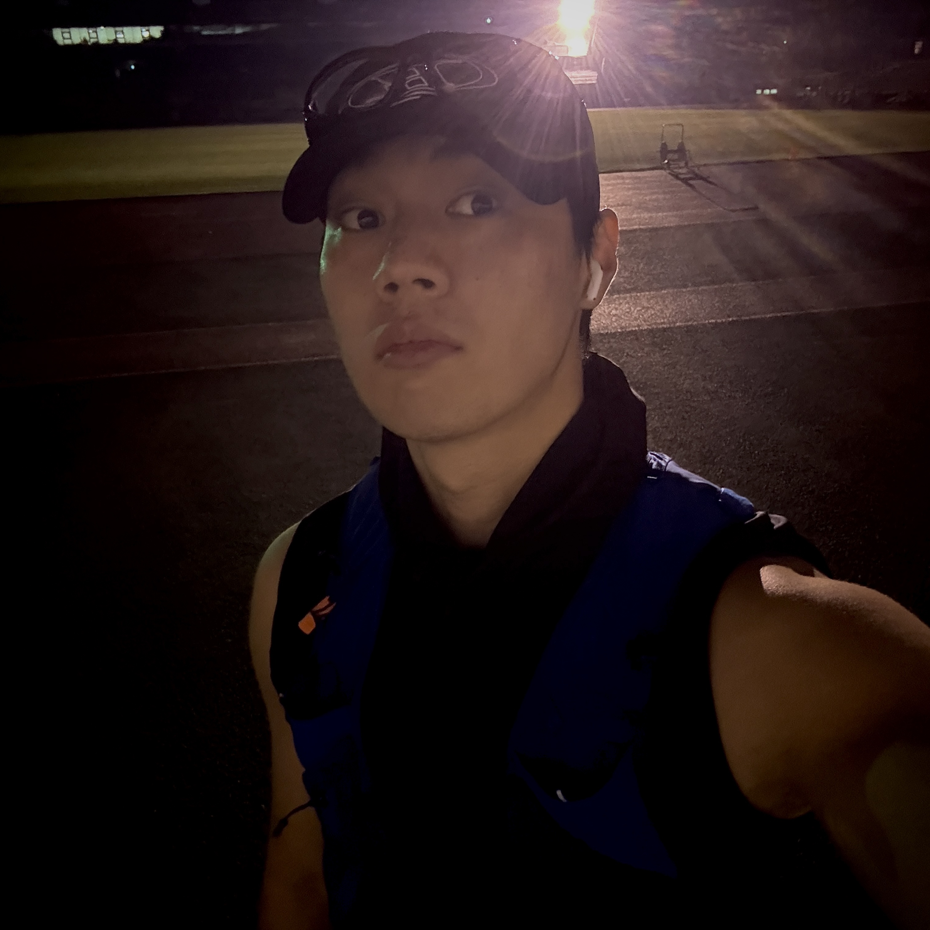 Salomon Active Skin 8 Set Surf The Web, BORN TO WIN Stroke Running Cap Black 착용 스타일 - 2