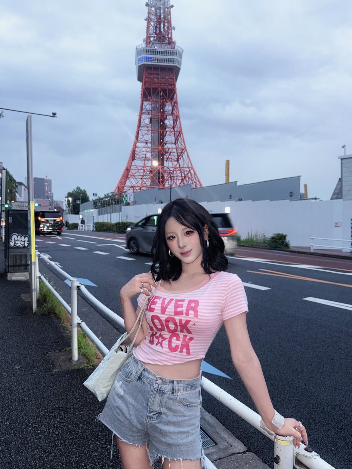 venhit NLB Striped One Shoulder Slim Fit Short Sleeved T_Shirt Pink 착용 스타일 - 1