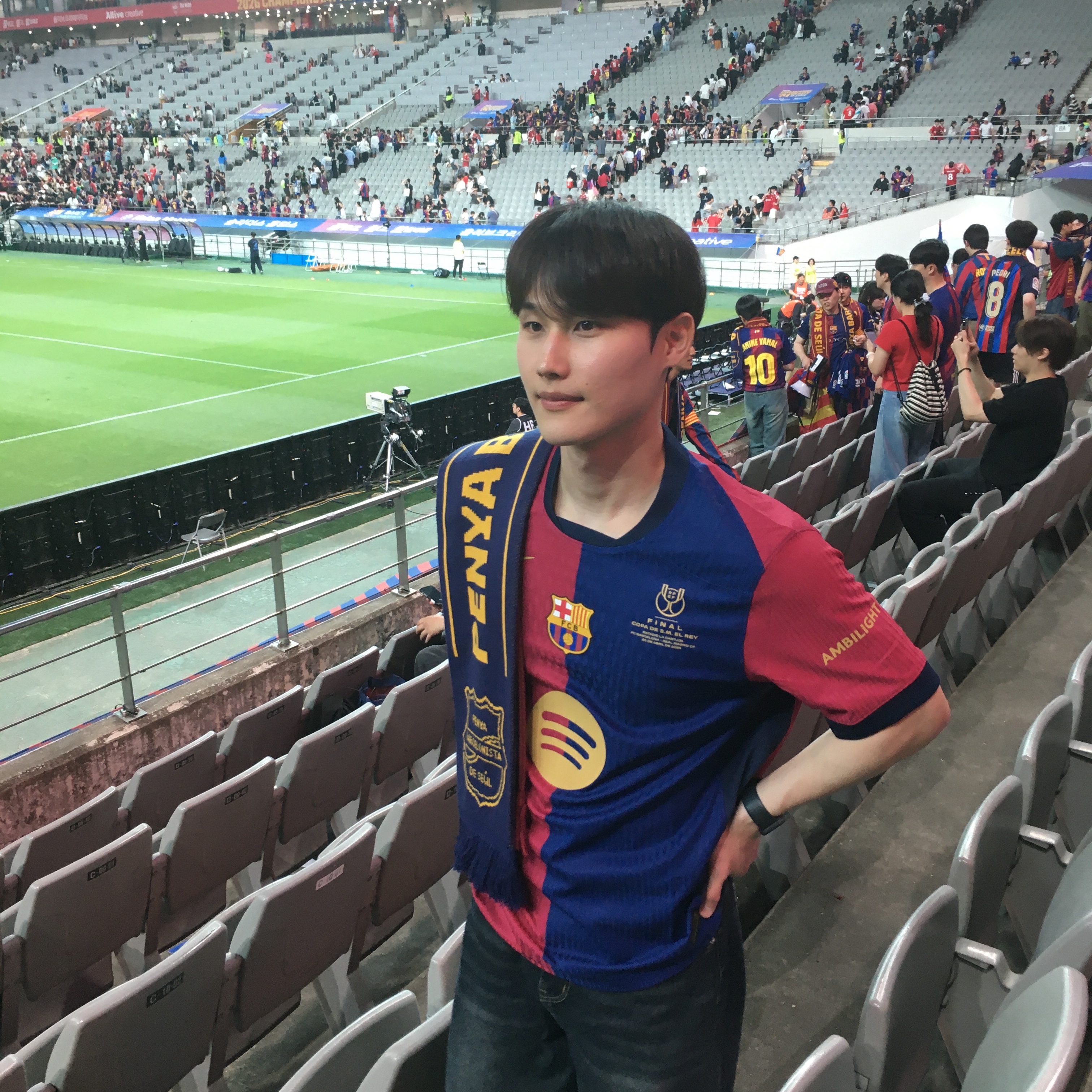 Nike FC Barcelona 2024/25 Dri-Fit Stadium Home Jersey Deep Royal Blue Noble Red (Non Marking Ver.), Nike FC Barcelona 2024/25 Dri-Fit Stadium Home Jersey Deep Royal Blue Midnight Navy (Non Marking Ver.) 착용 스타일 - 2