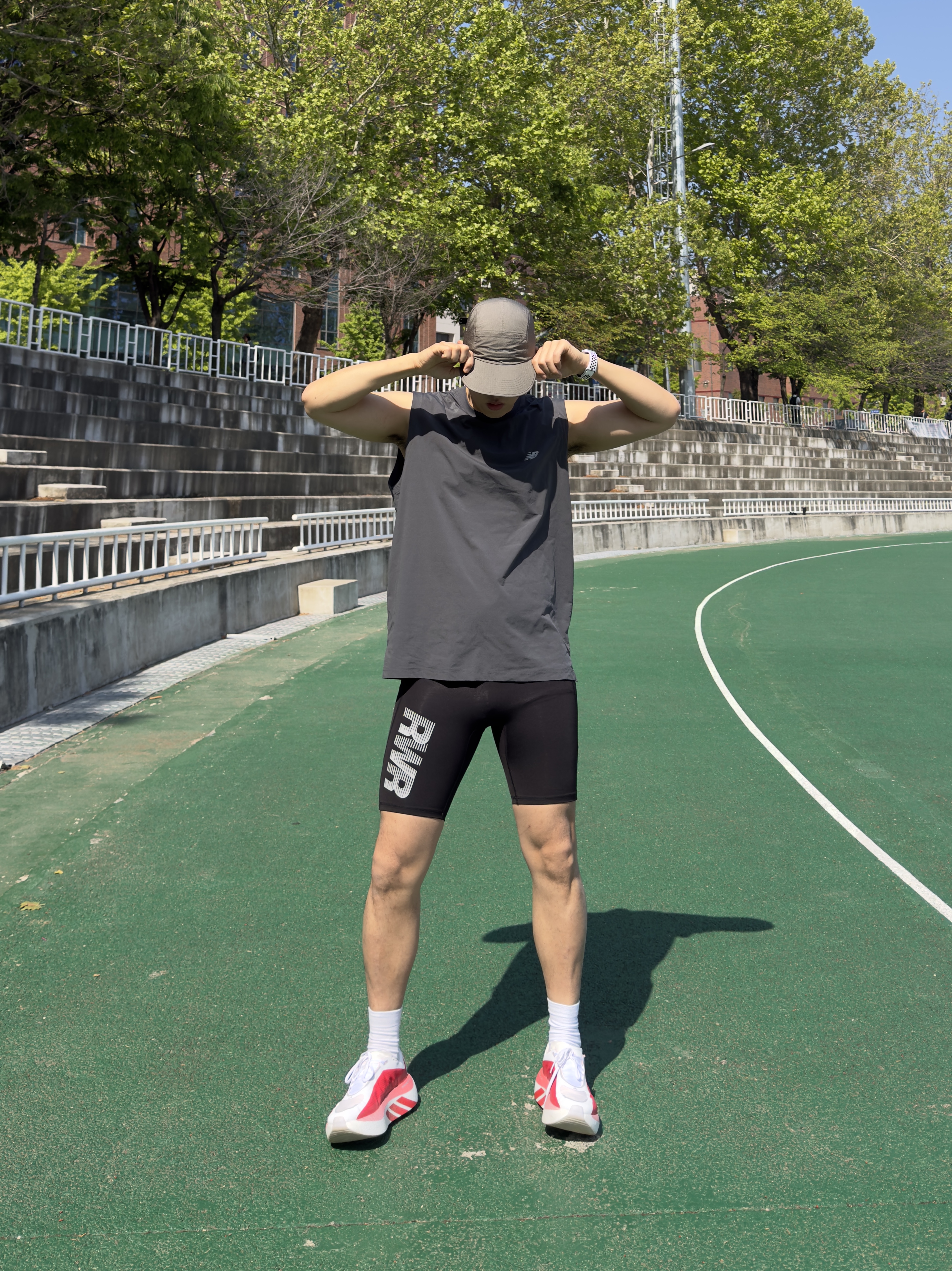 [KREAM 단독] runwhither Half Tights Black 착용 스타일 - 2