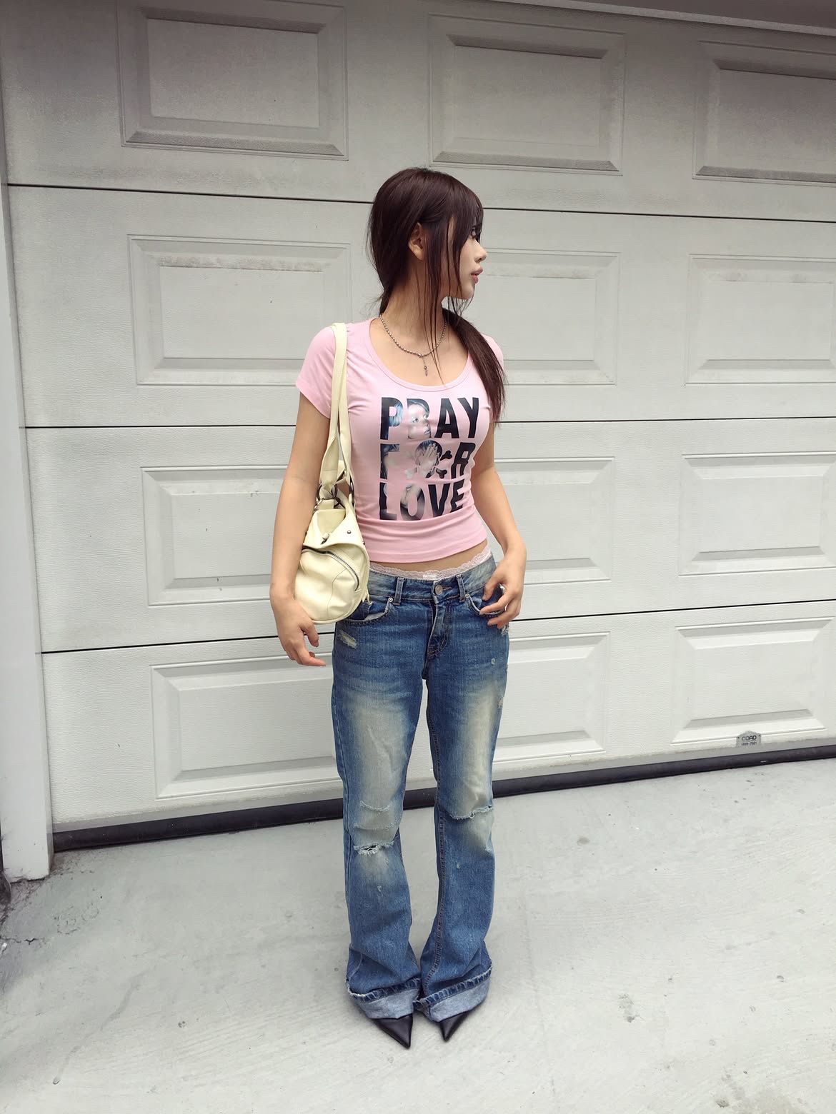 venhit Saintly Love U-Neck Slim Fit Short Sleeve T-Shirt Pink 착용 스타일 - 1