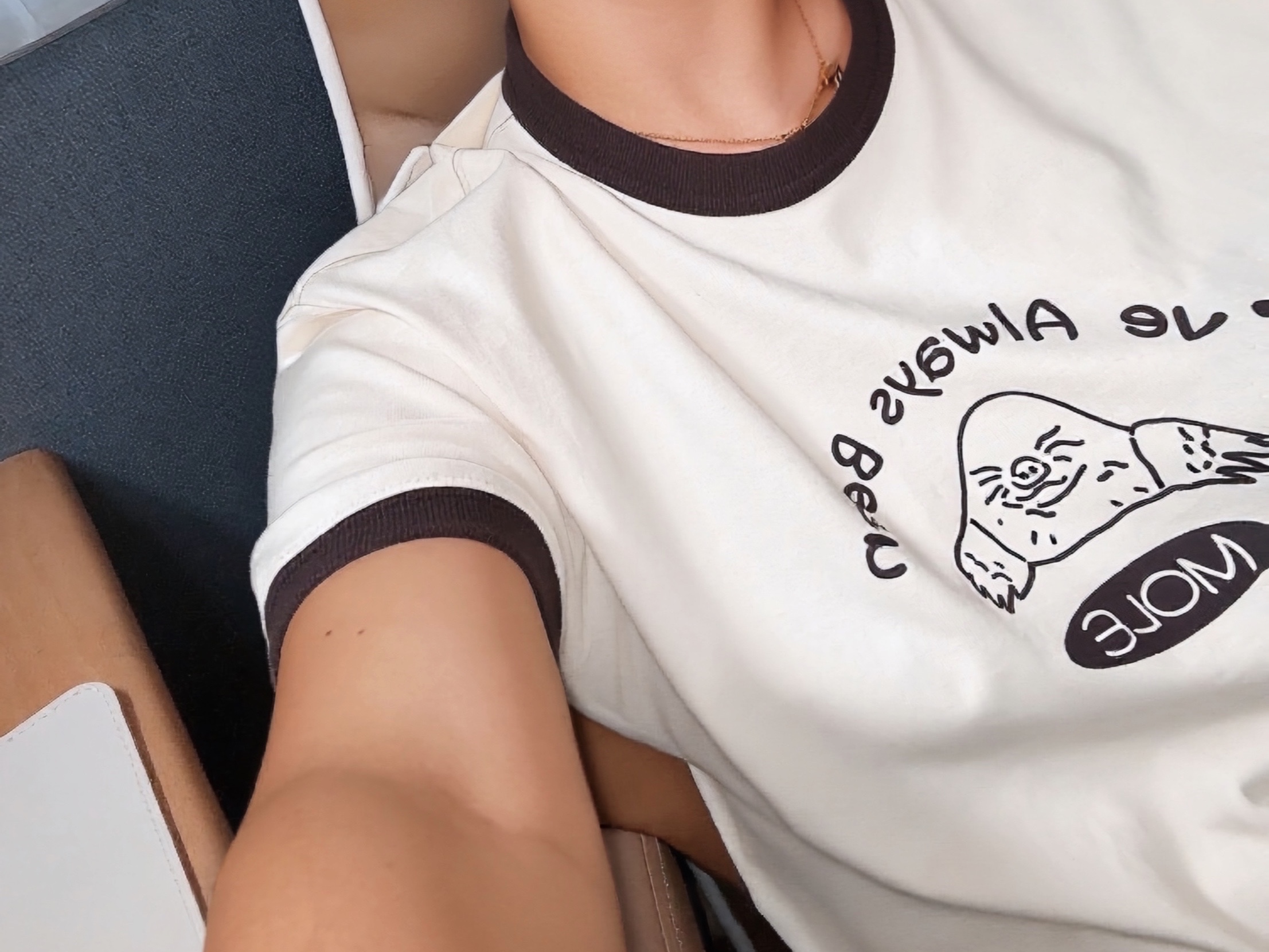 IAB Studio x Lost in Starlight Mole Ringer T-Shirt Ivory Brown 착용 스타일
