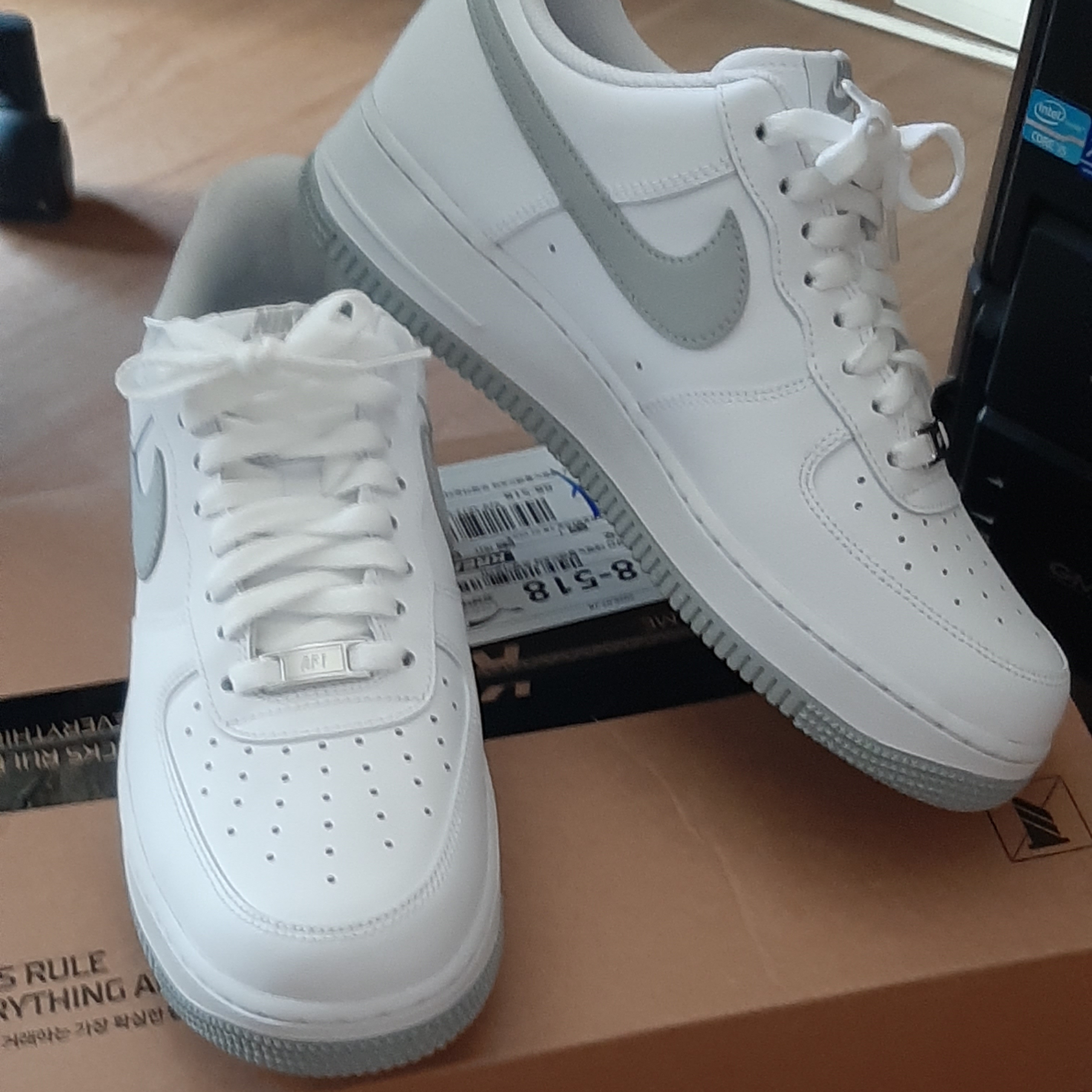Nike Air Force 1 '07 White Light Smoke Grey 착용 스타일
