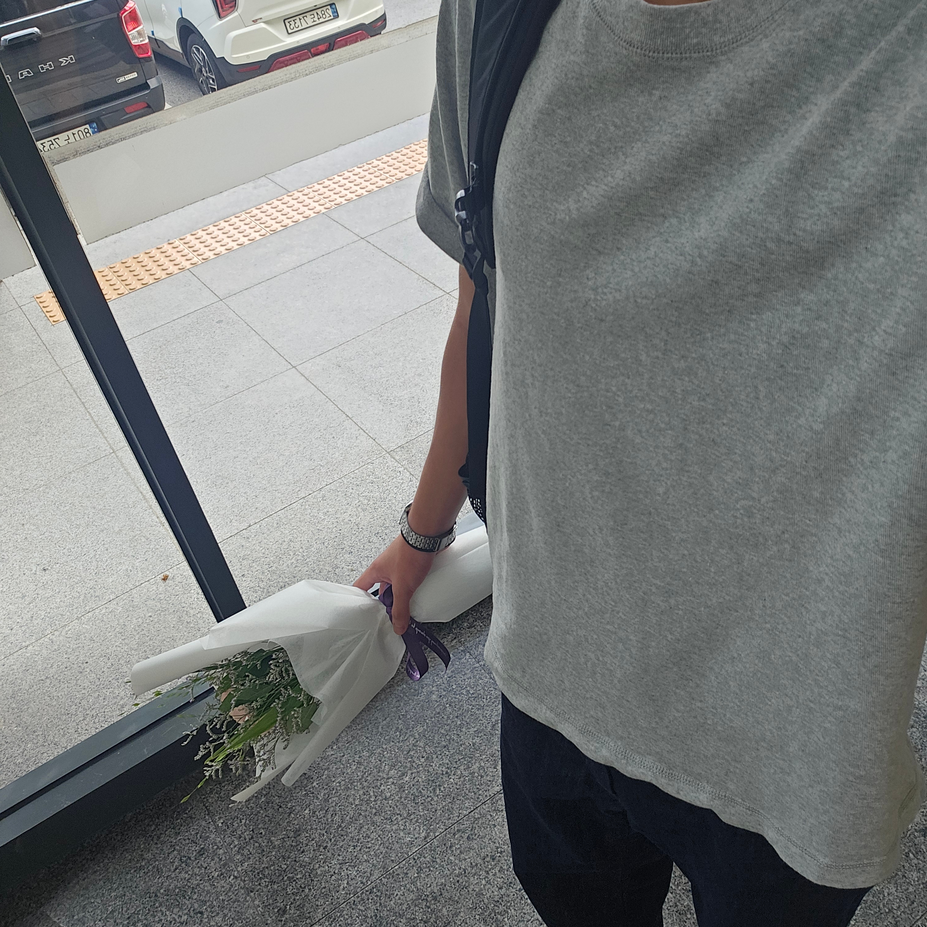 Uniqlo x JW Anderson Bi-Color T-Shirt Grey 착용 스타일