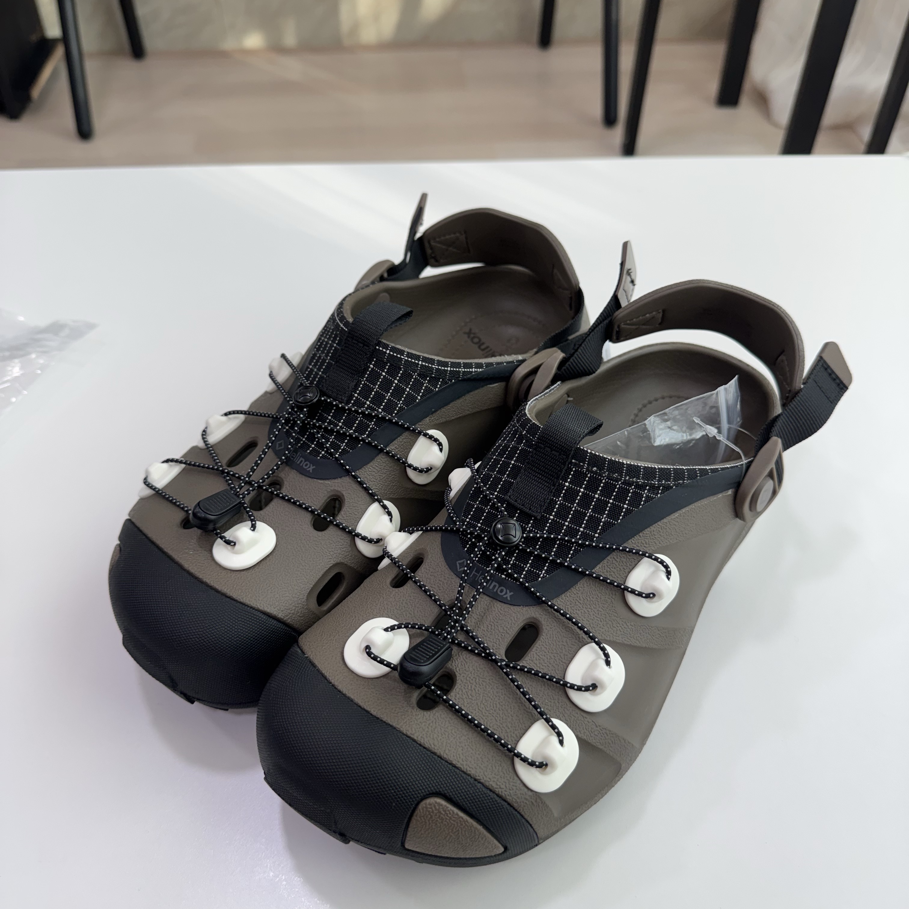 Crocs x Helinox Quick Trail Clog Walnut 착용 스타일 - 1