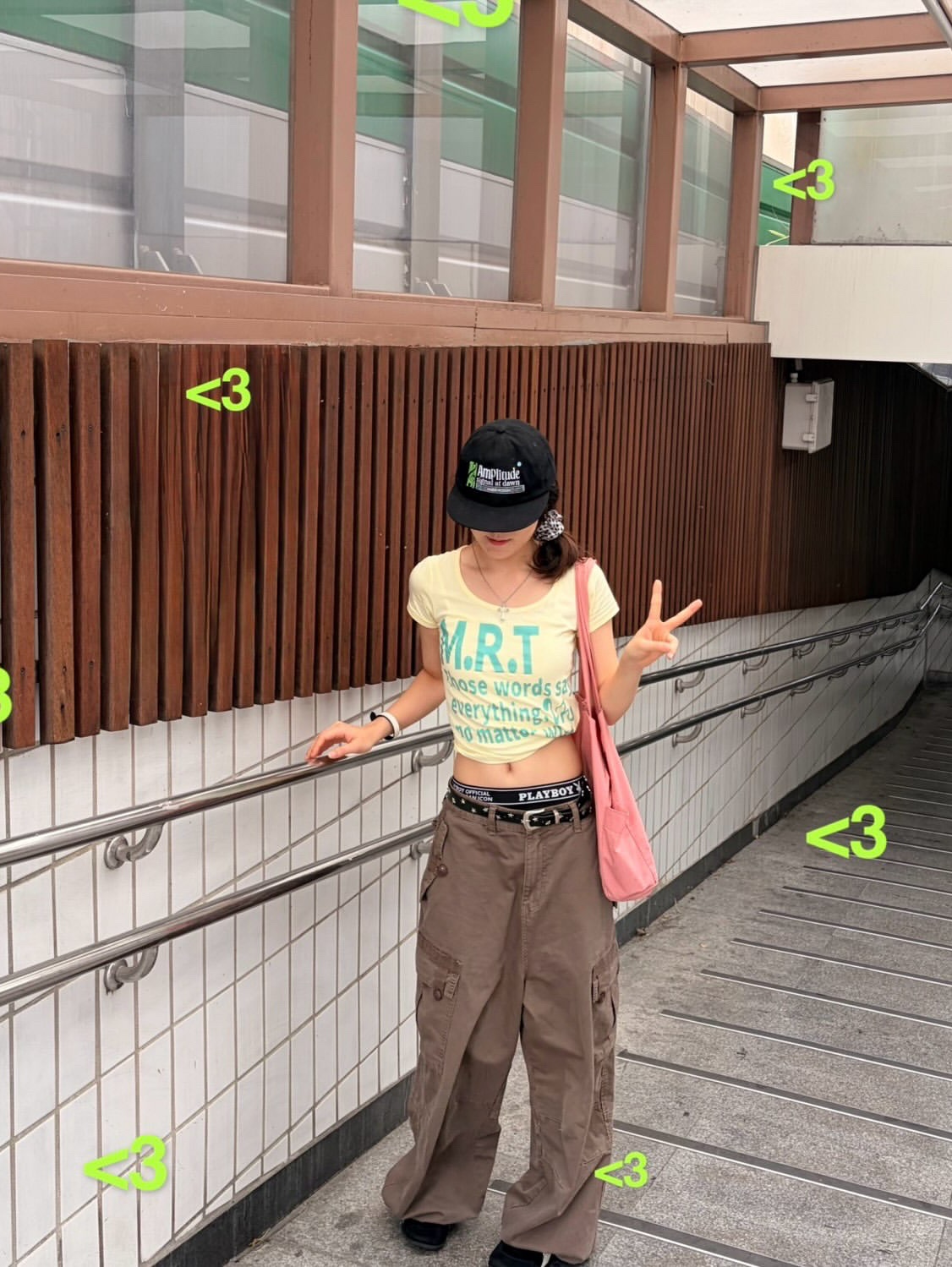 venhit AM plitude Flat Bill Cap Black, venhit MRT Vivid U-Neck Slim Fit Short Sleeve T-Shirt Yellow 착용 스타일 - 3
