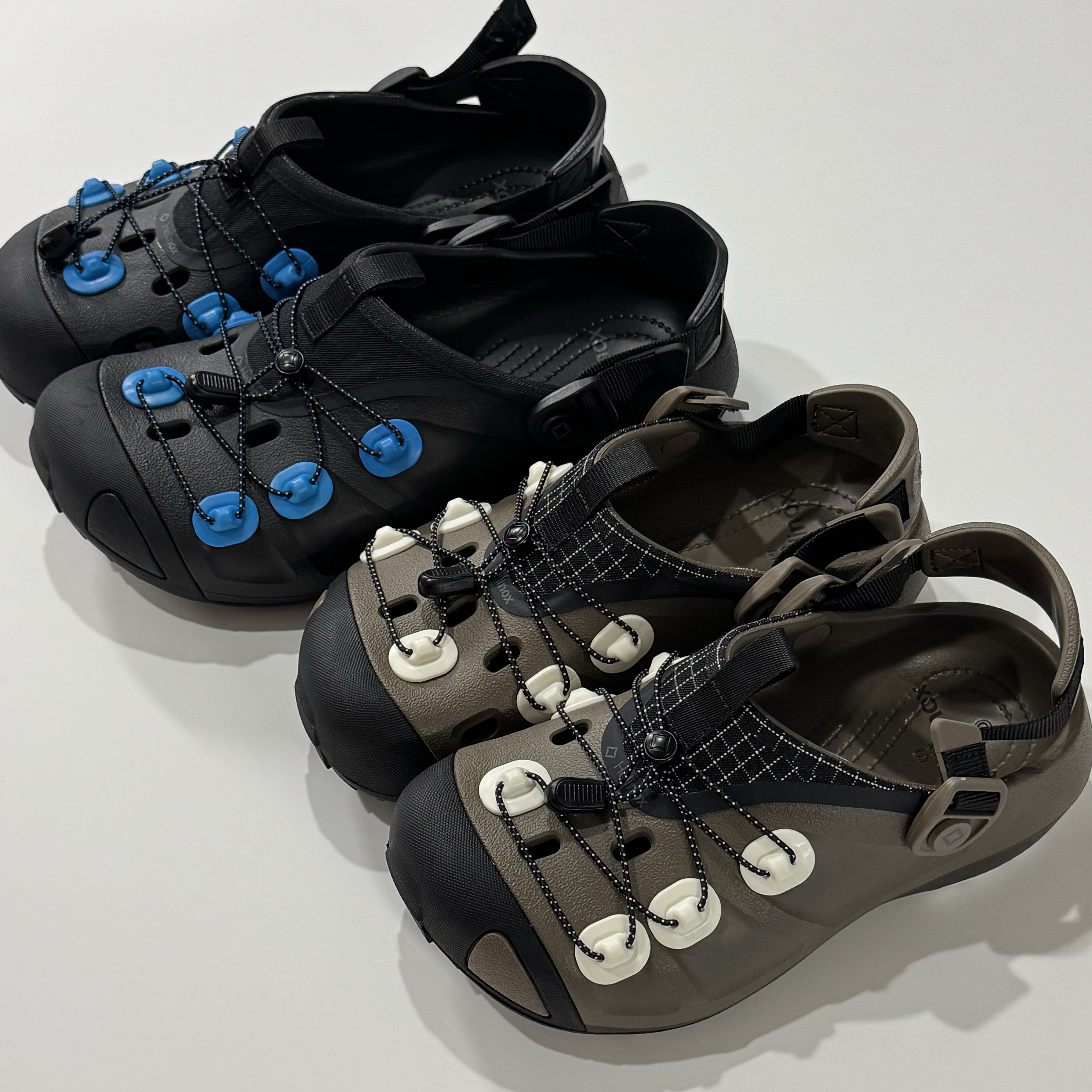 Crocs x Helinox Quick Trail Clog Black, Crocs x Helinox Quick Trail Clog Walnut 착용 스타일 - 1