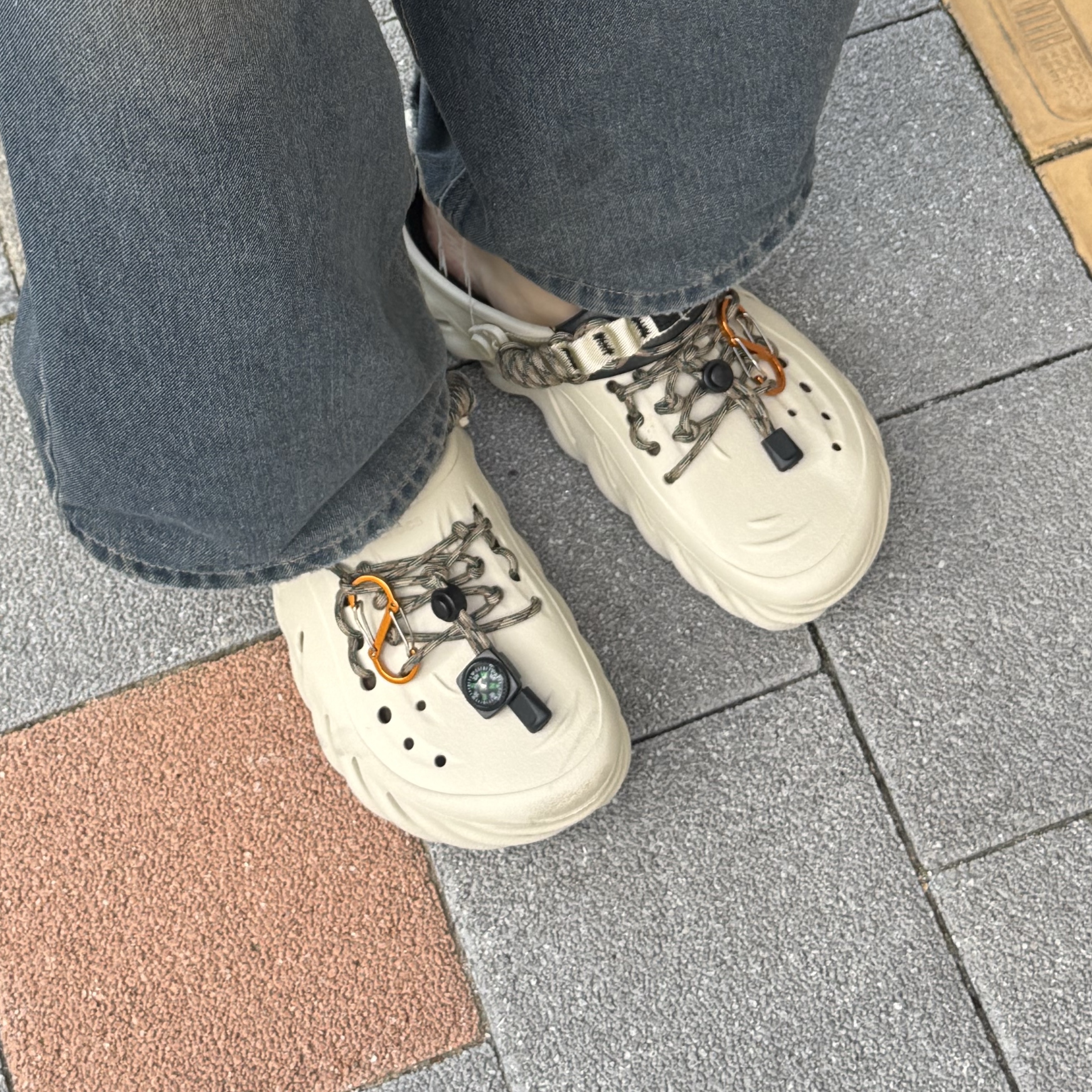 Crocs Echo Clog Bone Black 착용 스타일 - 2