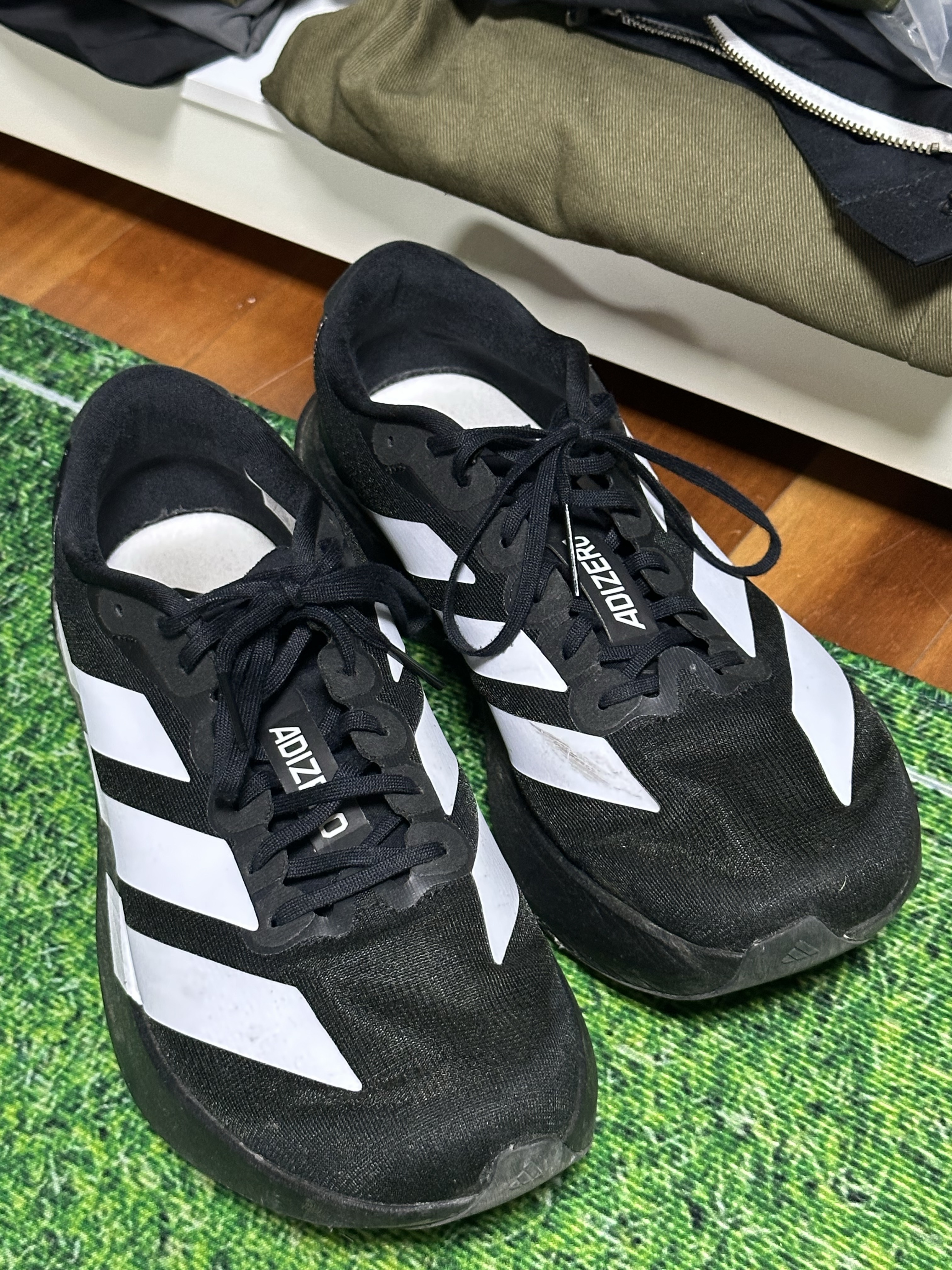 Adidas Adizero EVO SL Core Black Cloud White 착용 스타일