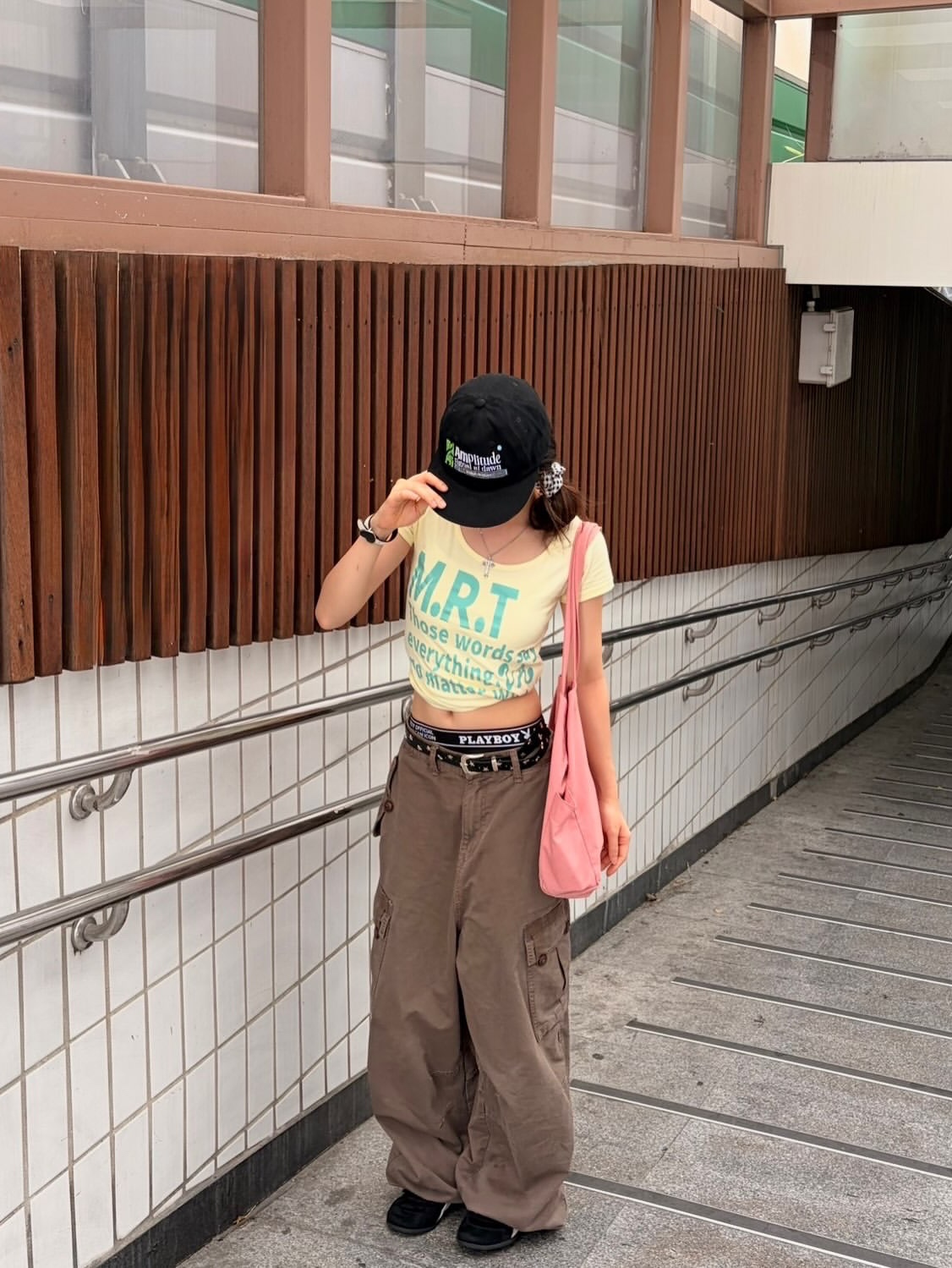 venhit AM plitude Flat Bill Cap Black, venhit MRT Vivid U-Neck Slim Fit Short Sleeve T-Shirt Yellow 착용 스타일 - 2