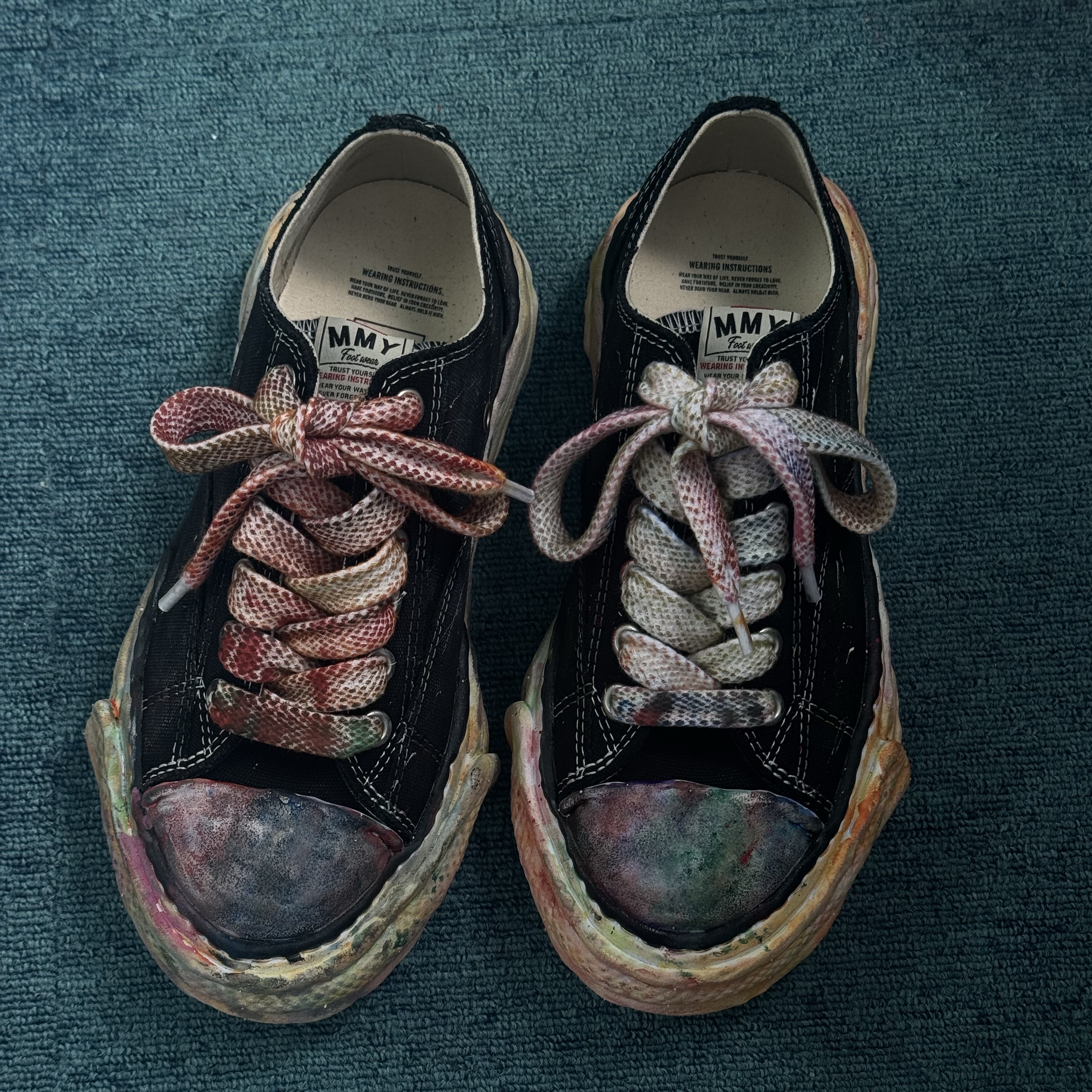 Maison Mihara Yasuhiro Peterson OG Sole Canvas Low Sneakers Black, Maison Mihara Yasuhiro Blakey OG Sole Canvas Low-top Sneakers Black White 착용 스타일 - 1