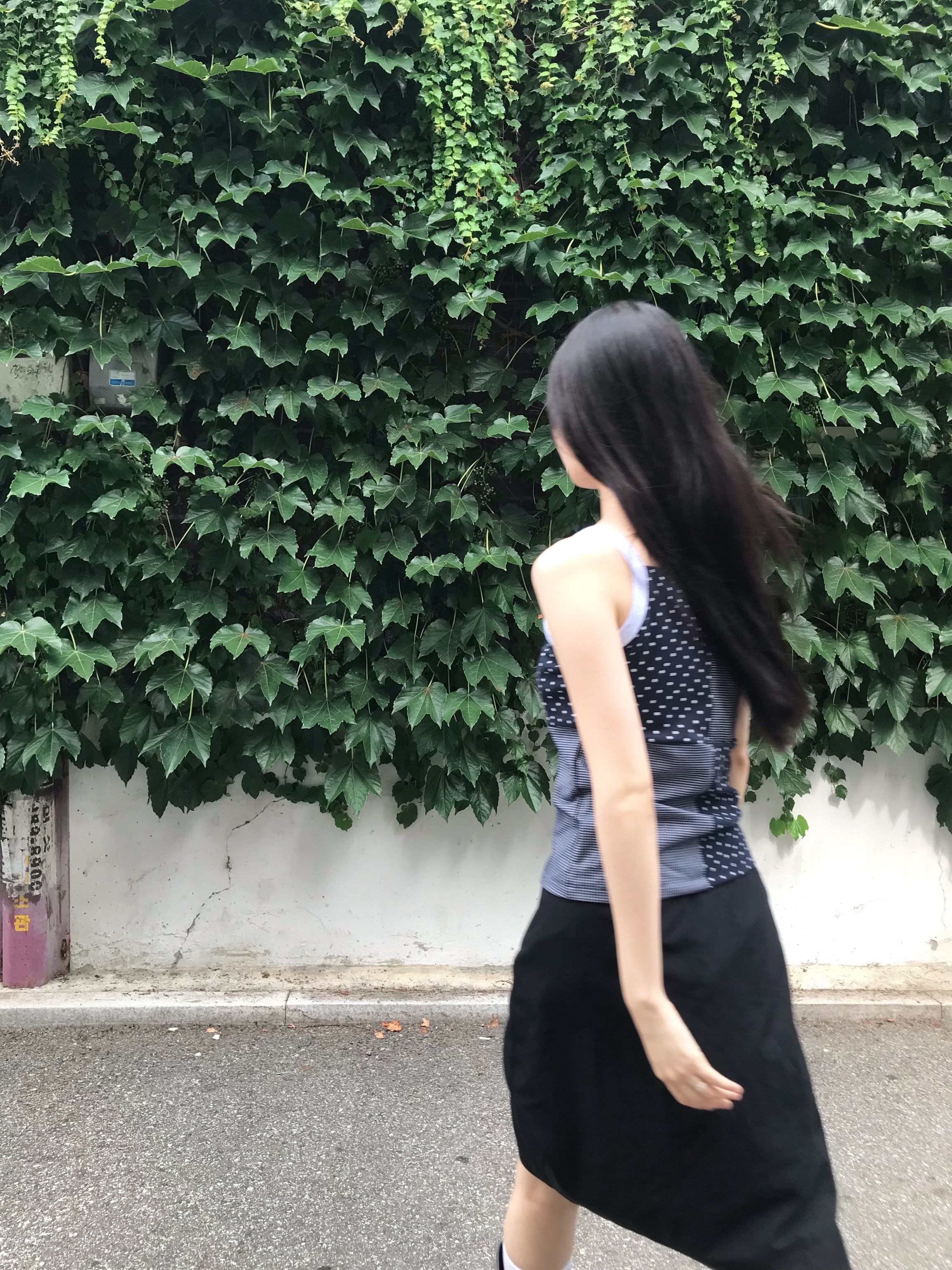 CAVISH Mix Patch Sleeveless Navy 착용 스타일