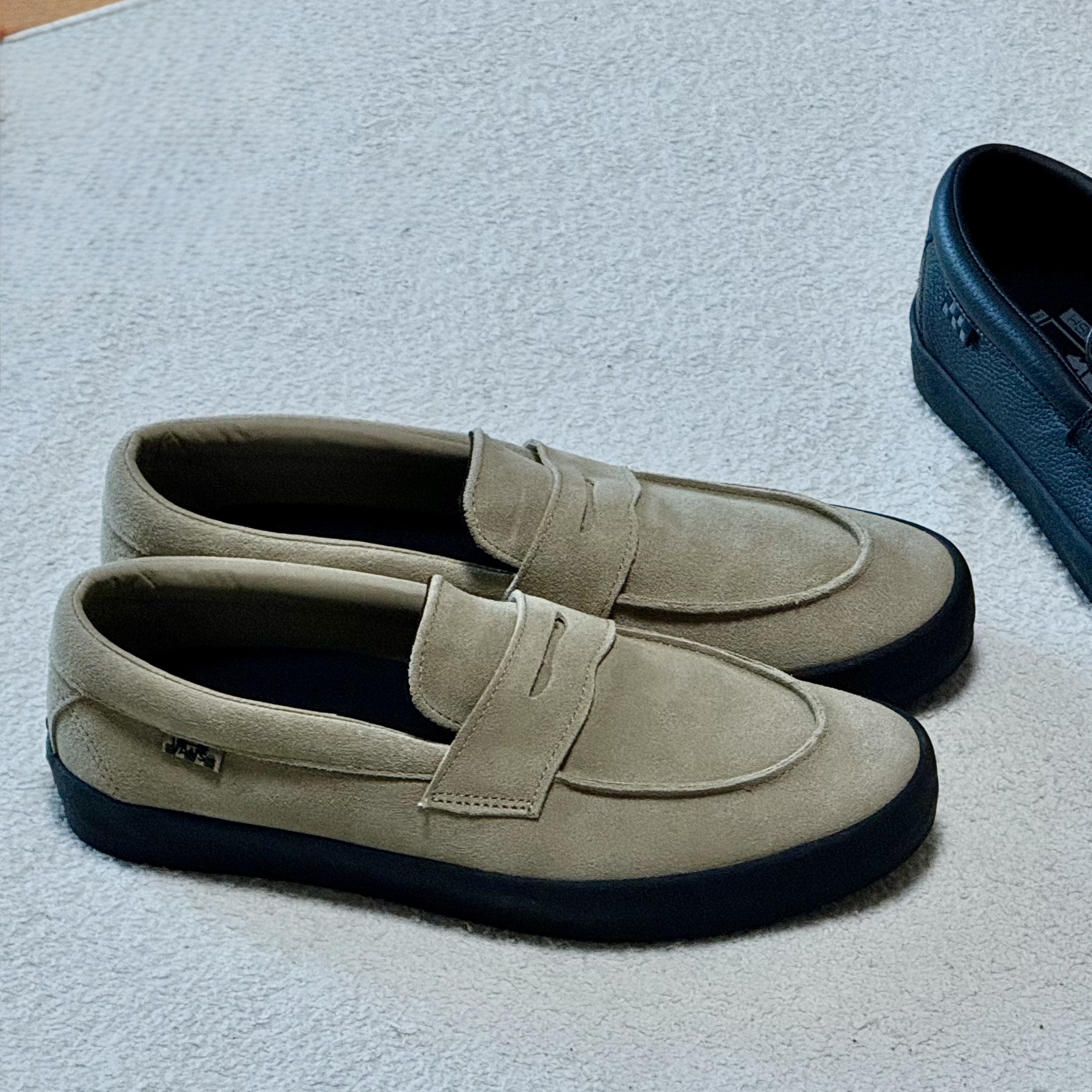 Vans Skate Loafer Suede Beige, Vans Skate Loafer Suede Brown Black 착용 스타일 - 3