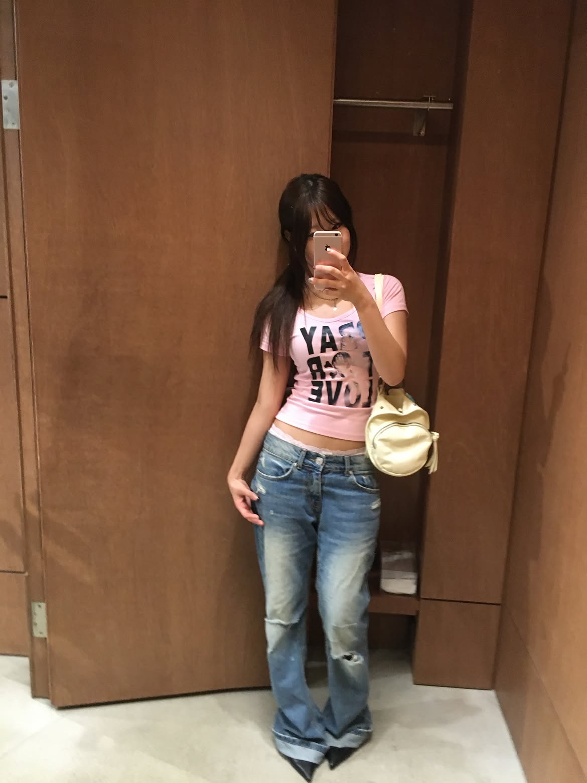 venhit Saintly Love U-Neck Slim Fit Short Sleeve T-Shirt Pink 착용 스타일 - 3