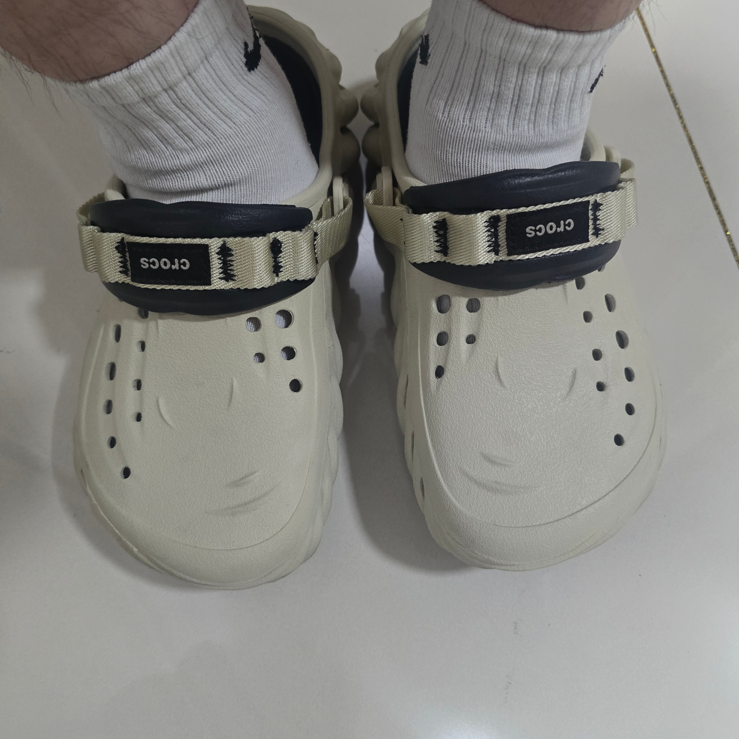 Crocs Echo Clog Bone Black 착용 스타일