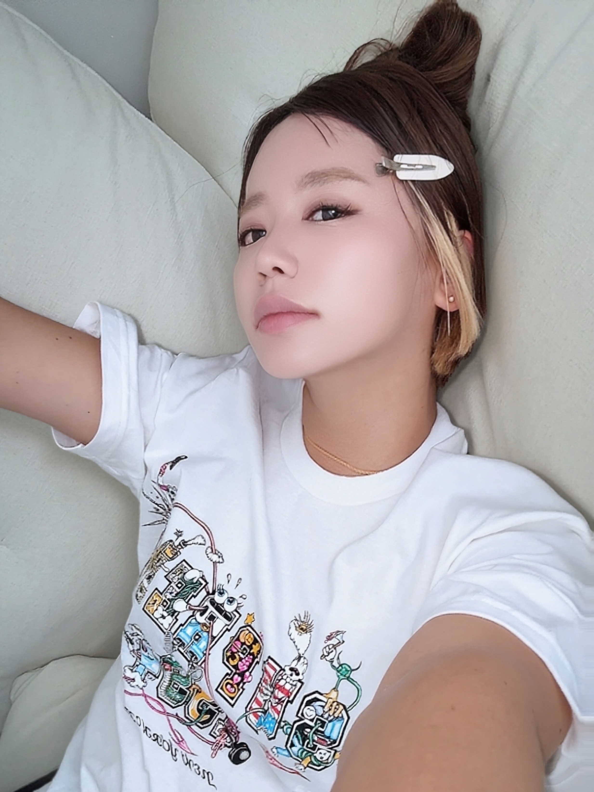 Supreme Varsity T-Shirt White - 24SS, Adidas Flames Denim Shorts Medium Black - KR Sizing 착용 스타일