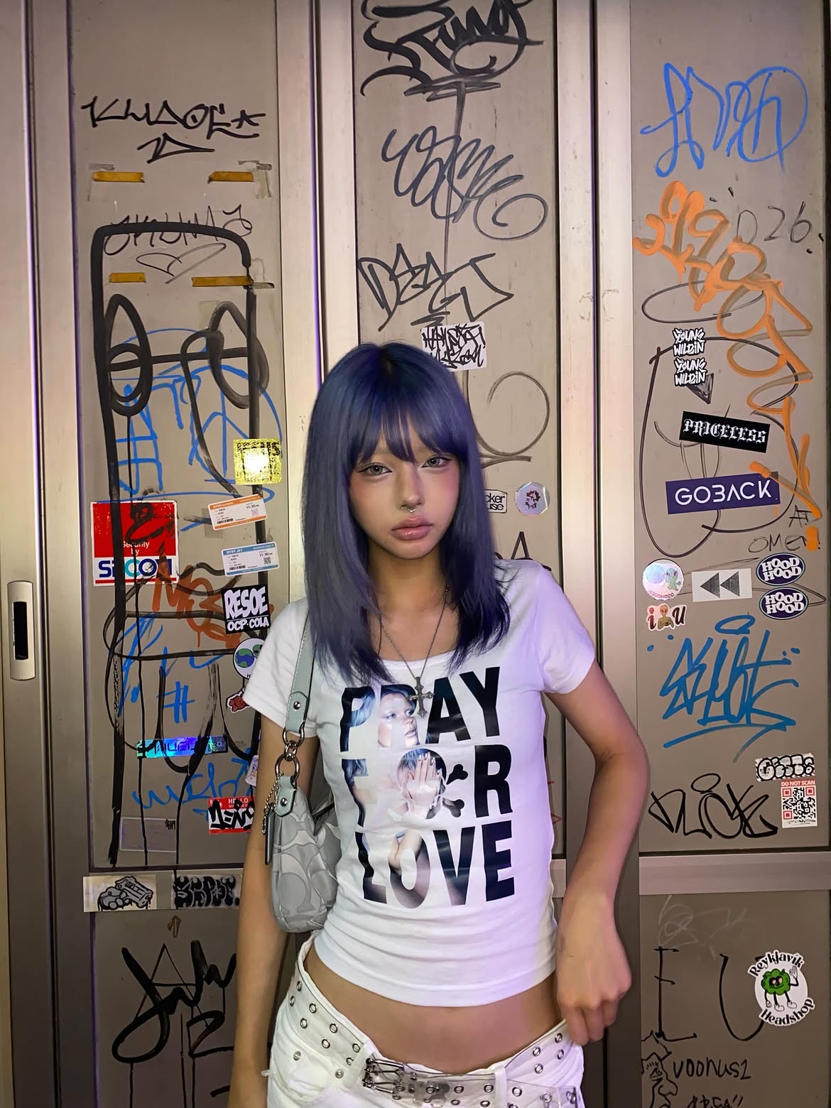 venhit Saintly Love U-Neck Slim Fit Short Sleeve T-Shirt White 착용 스타일 - 1
