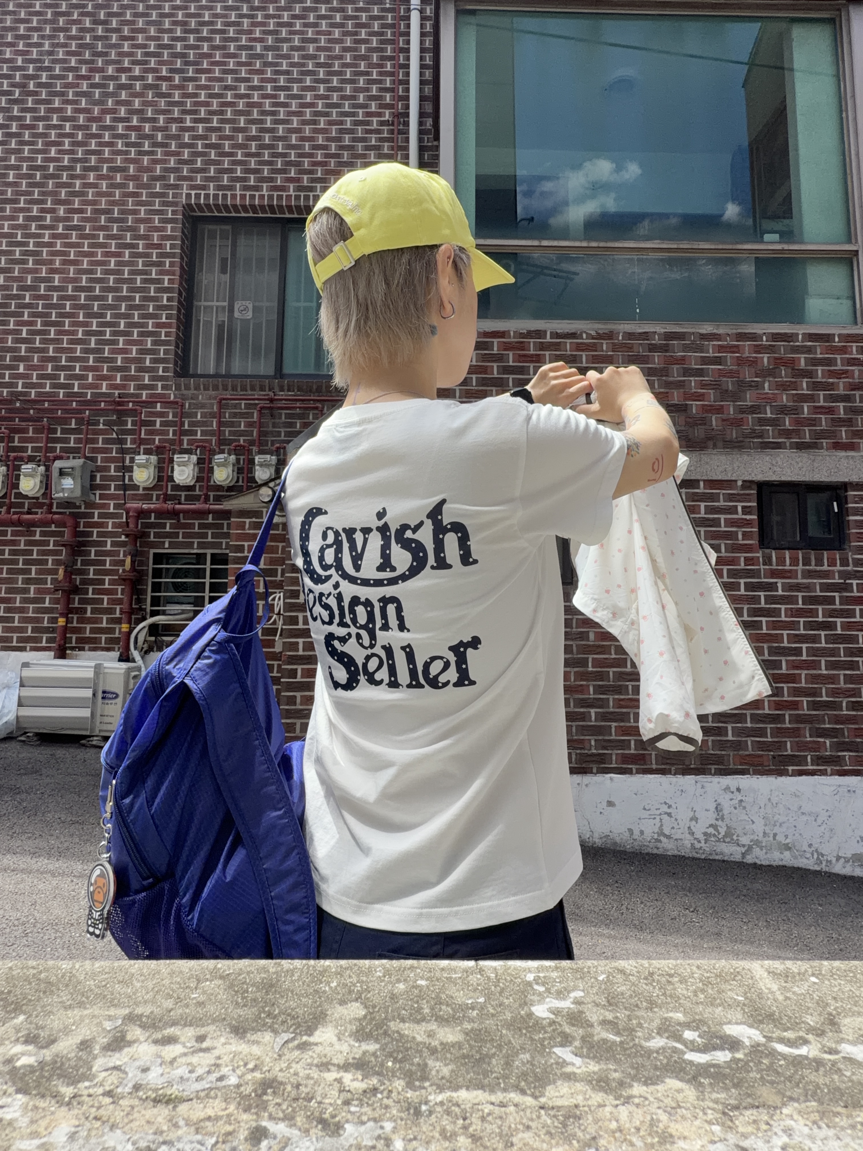 CAVISH W Star Seller Logo SS Tee White 착용 스타일 - 6