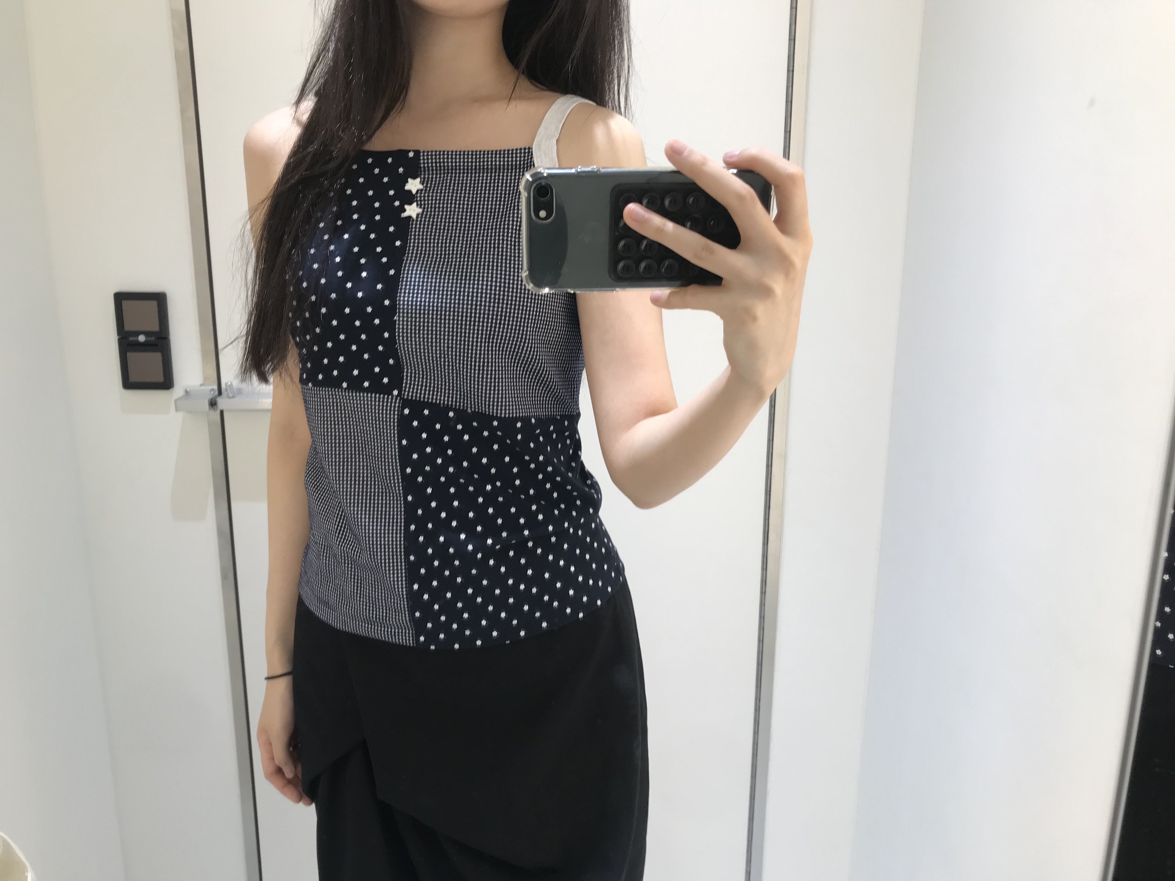CAVISH Mix Patch Sleeveless Navy 착용 스타일