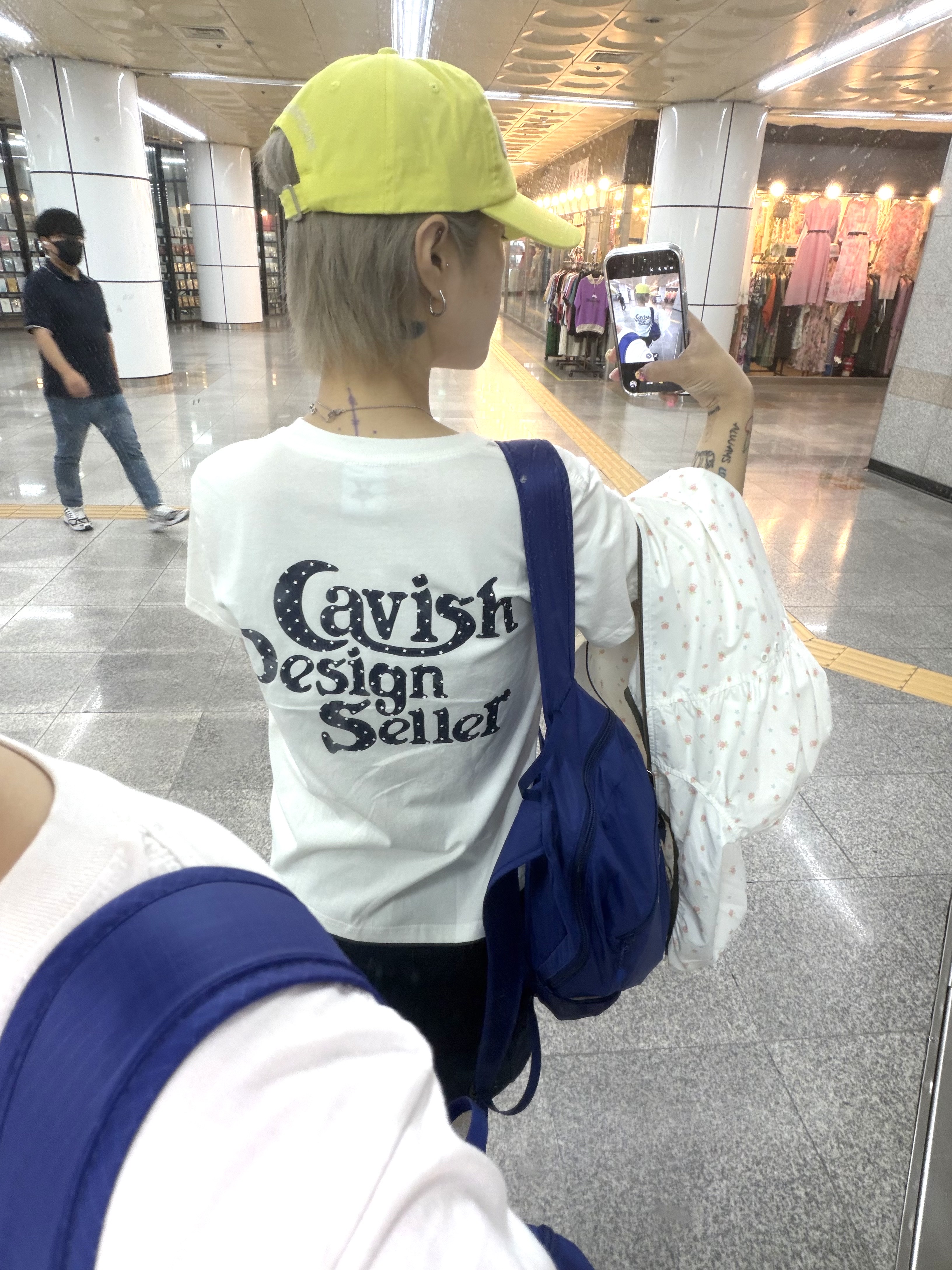 CAVISH W Star Seller Logo SS Tee White 착용 스타일 - 1