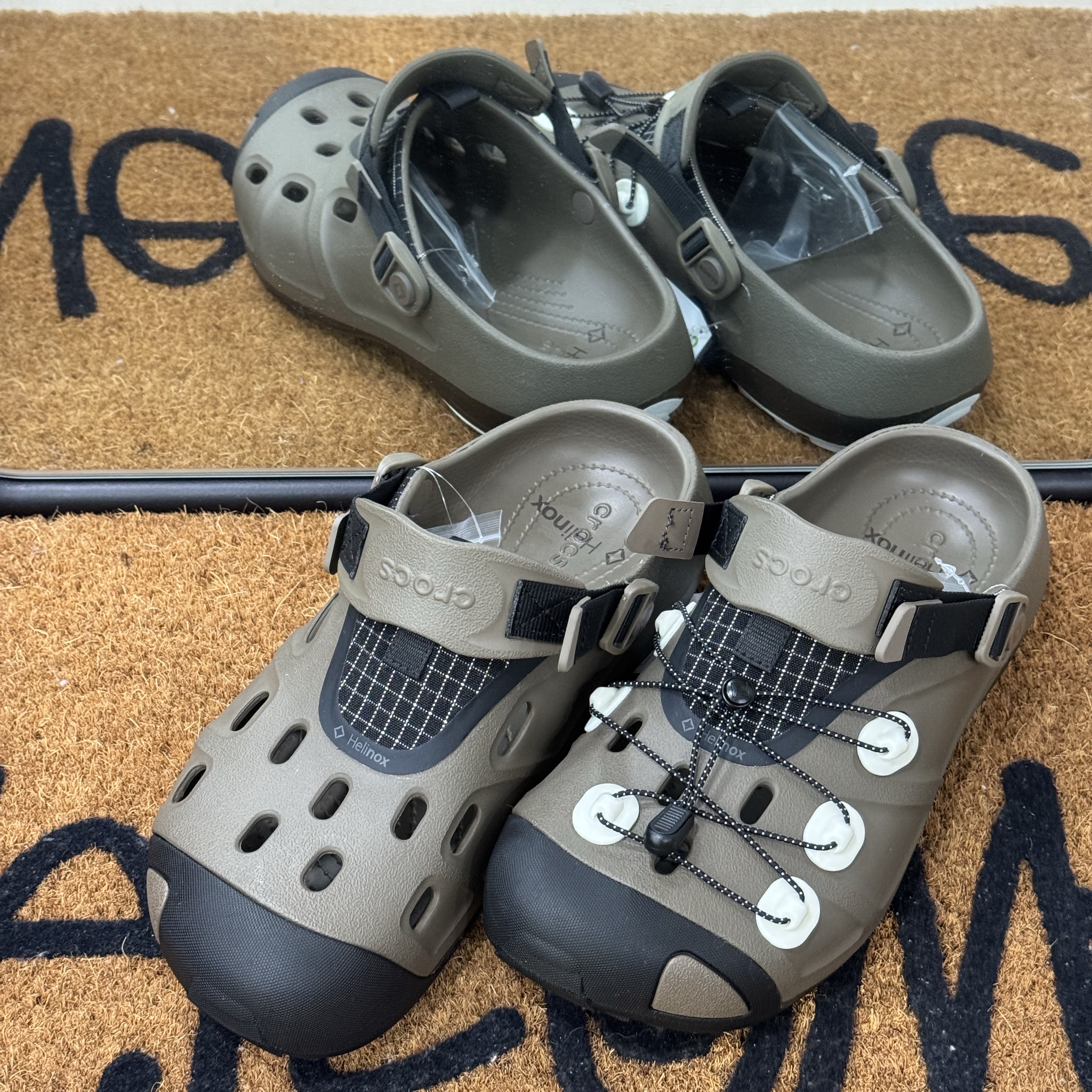 Crocs x Helinox Quick Trail Clog Walnut 착용 스타일 - 2