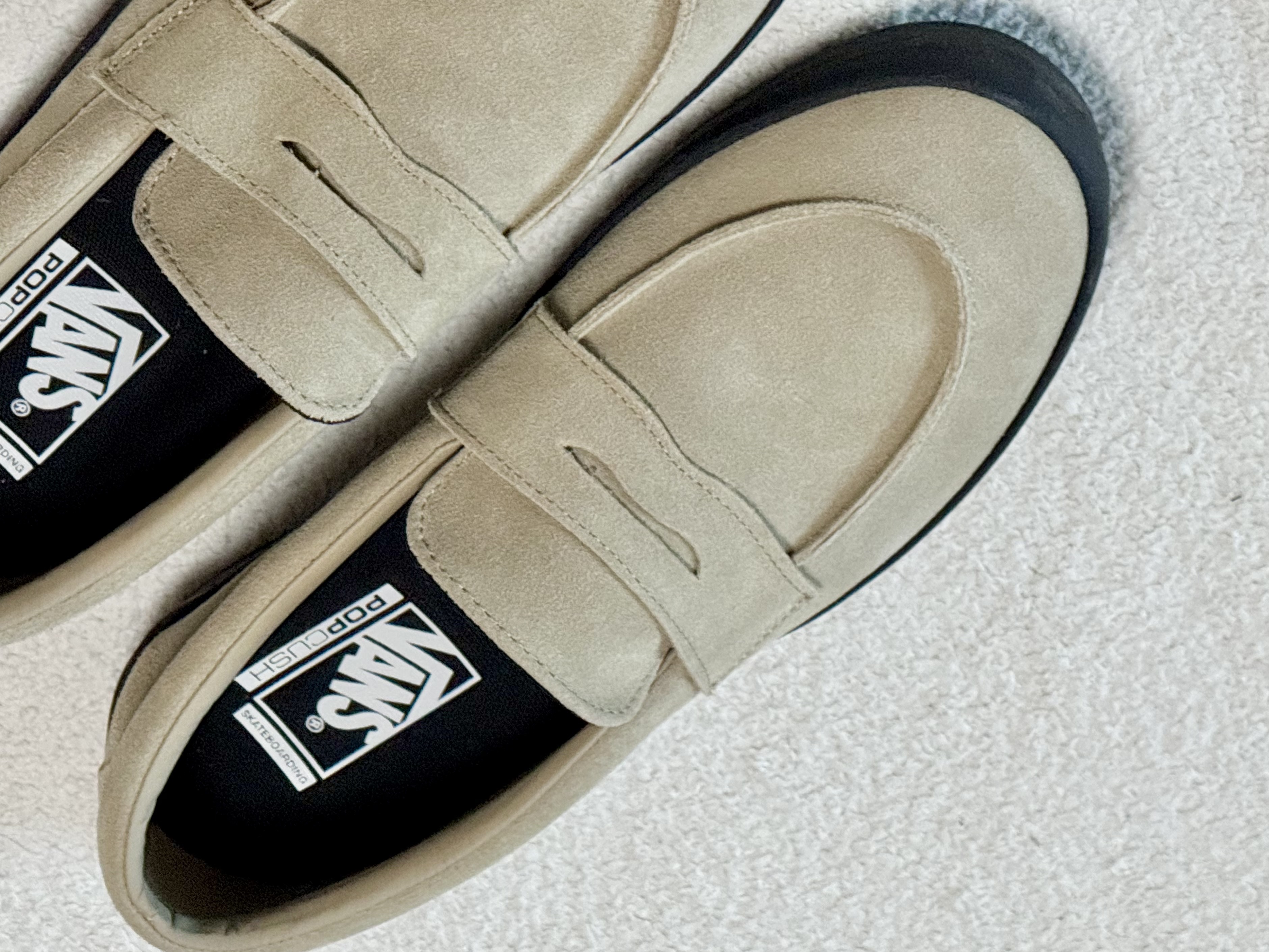 Vans Skate Loafer Suede Beige, Vans Skate Loafer Suede Black 착용 스타일 - 2