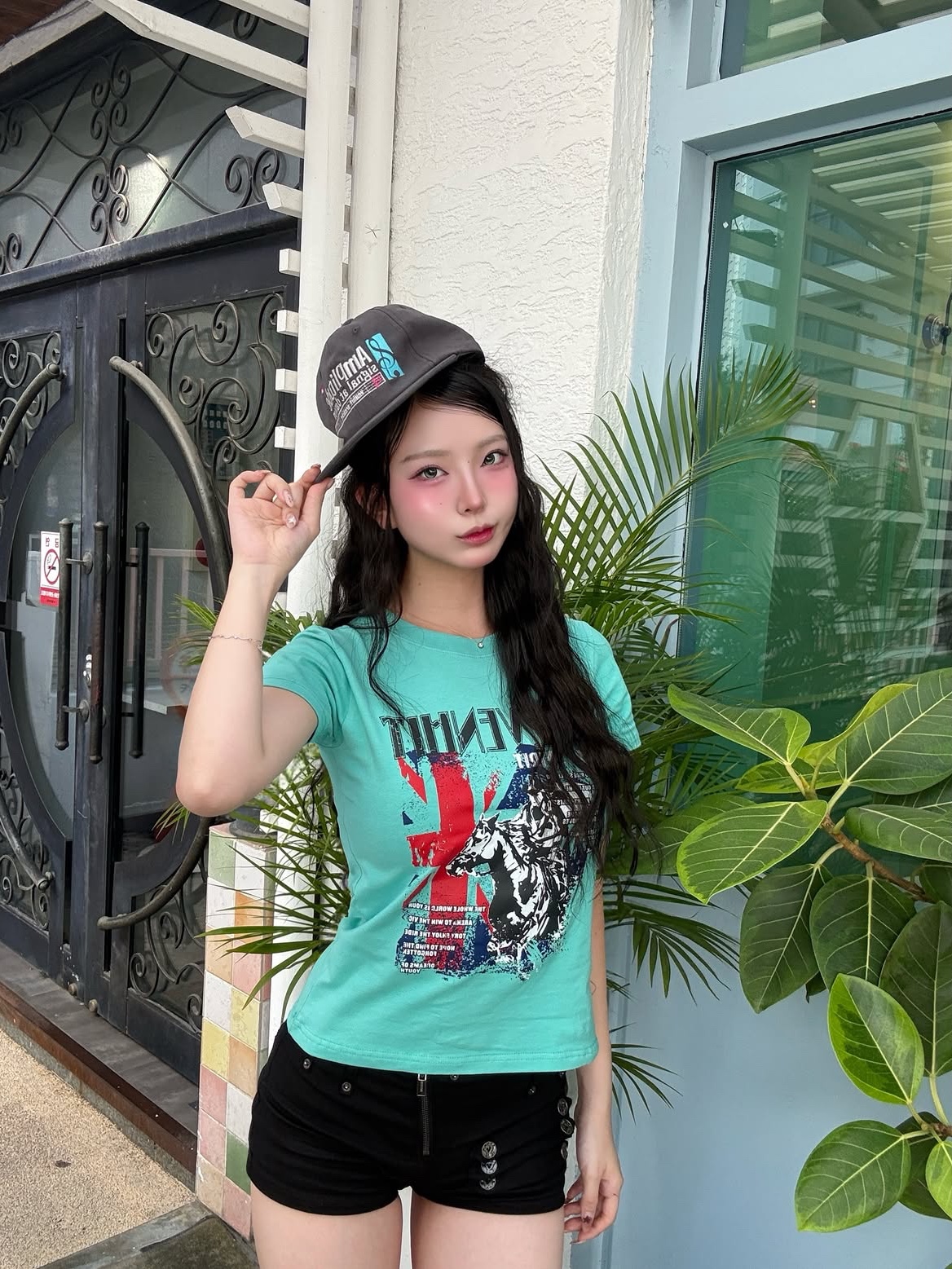 venhit AM plitude Flat Bill Cap Charcoal 착용 스타일 - 1