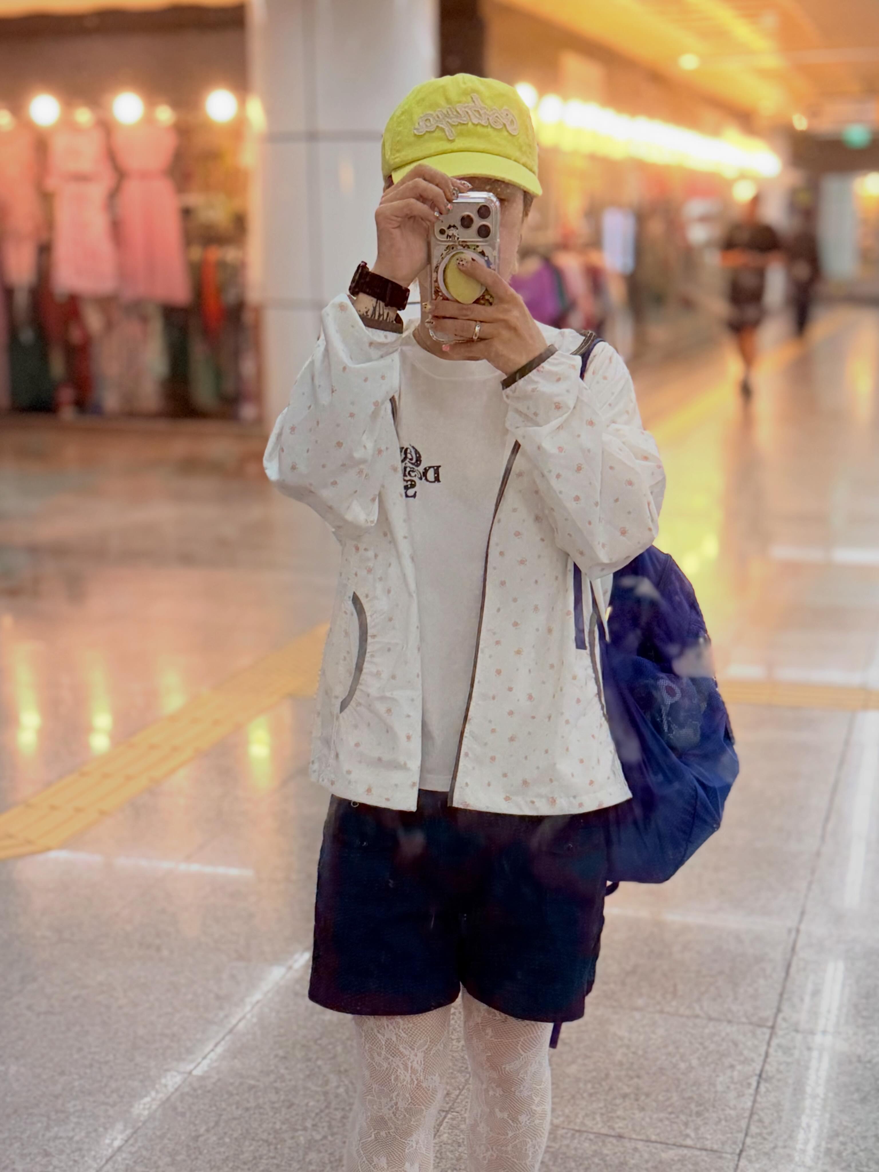 CAVISH W Star Seller Logo SS Tee White 착용 스타일 - 8