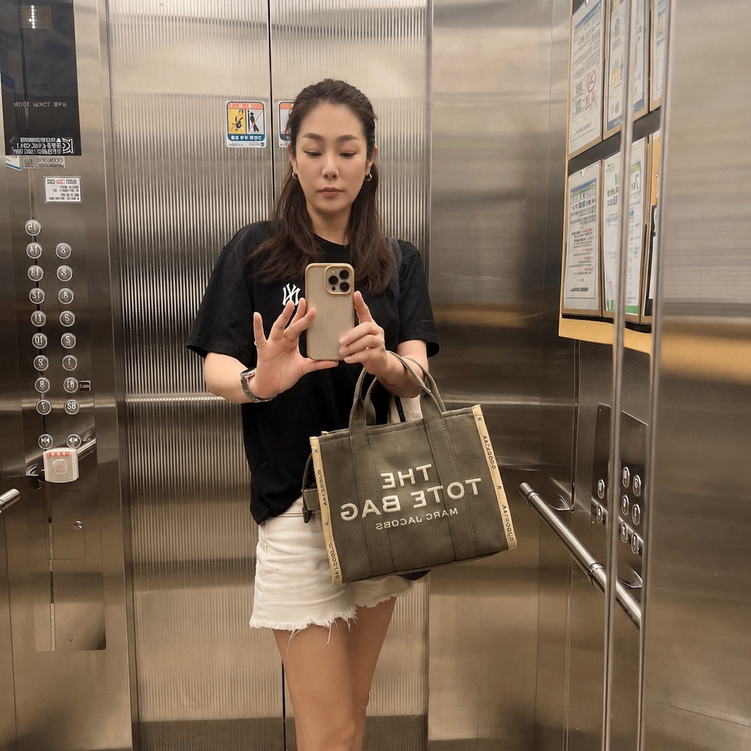 Marc Jacobs The Jacquard Medium Tote Bag Bronze Green 착용 스타일