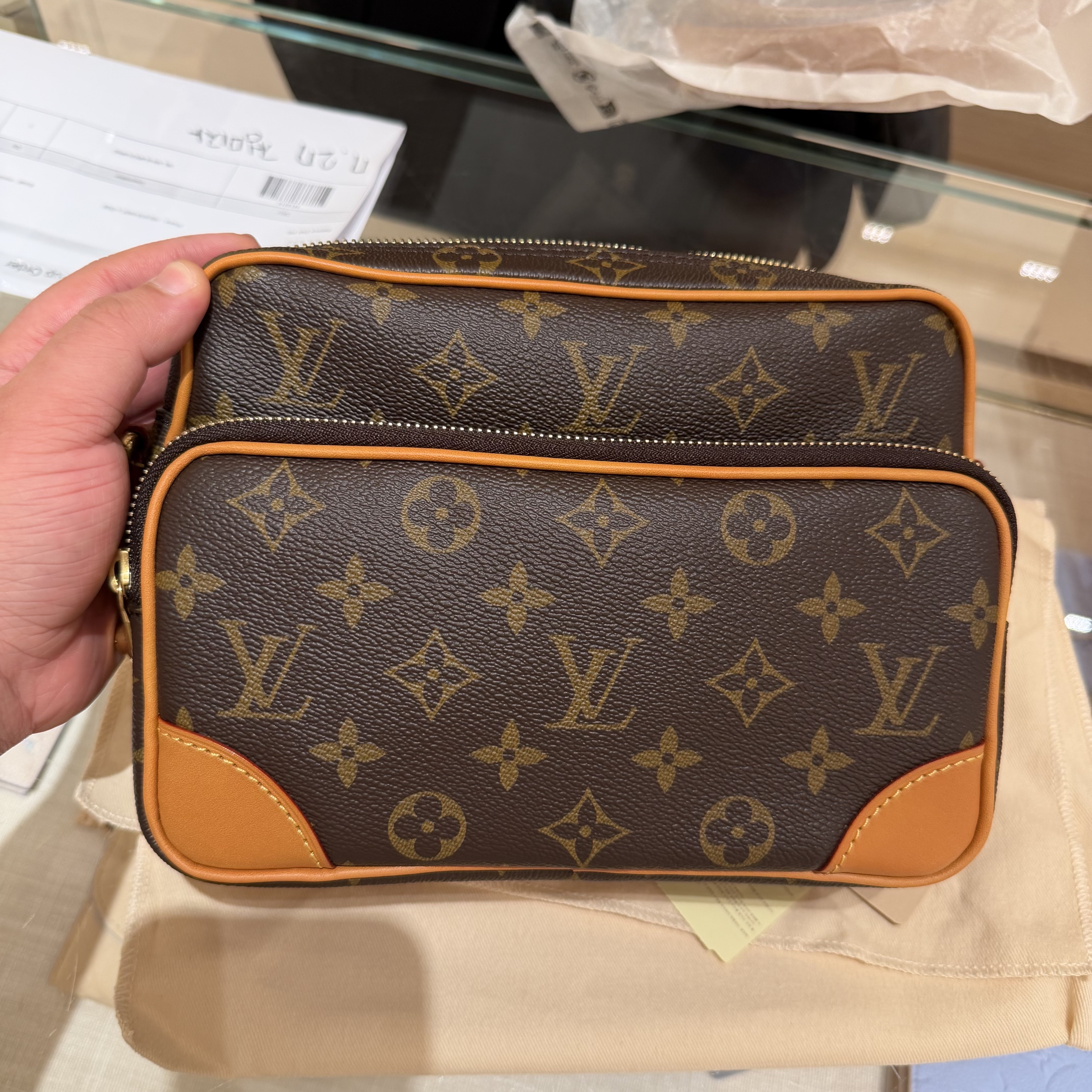 Louis Vuitton Neil G69 Monogram 착용 스타일 - 1