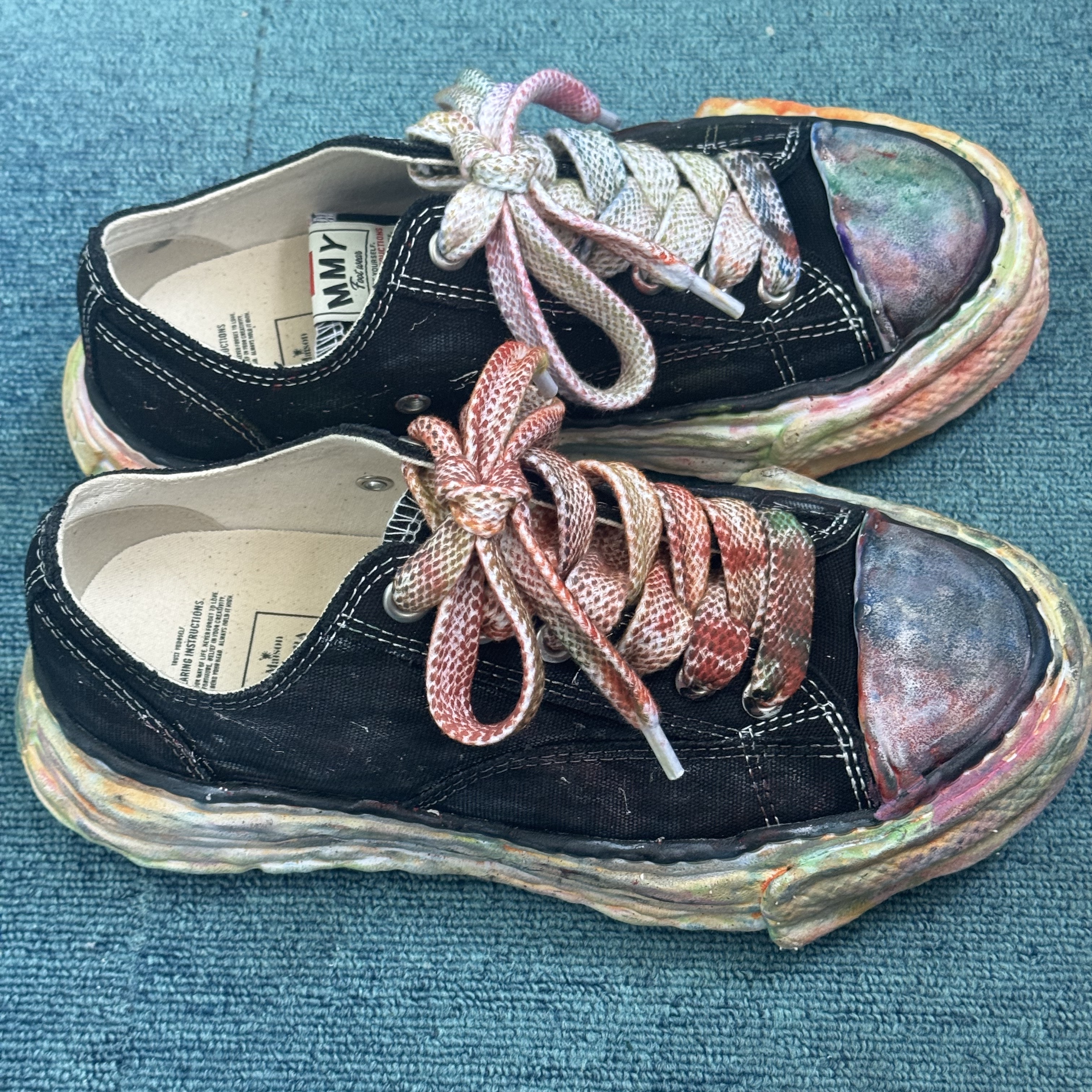 Maison Mihara Yasuhiro Peterson OG Sole Canvas Low Sneakers Black, Maison Mihara Yasuhiro Blakey OG Sole Canvas Low-top Sneakers Black White 착용 스타일 - 2