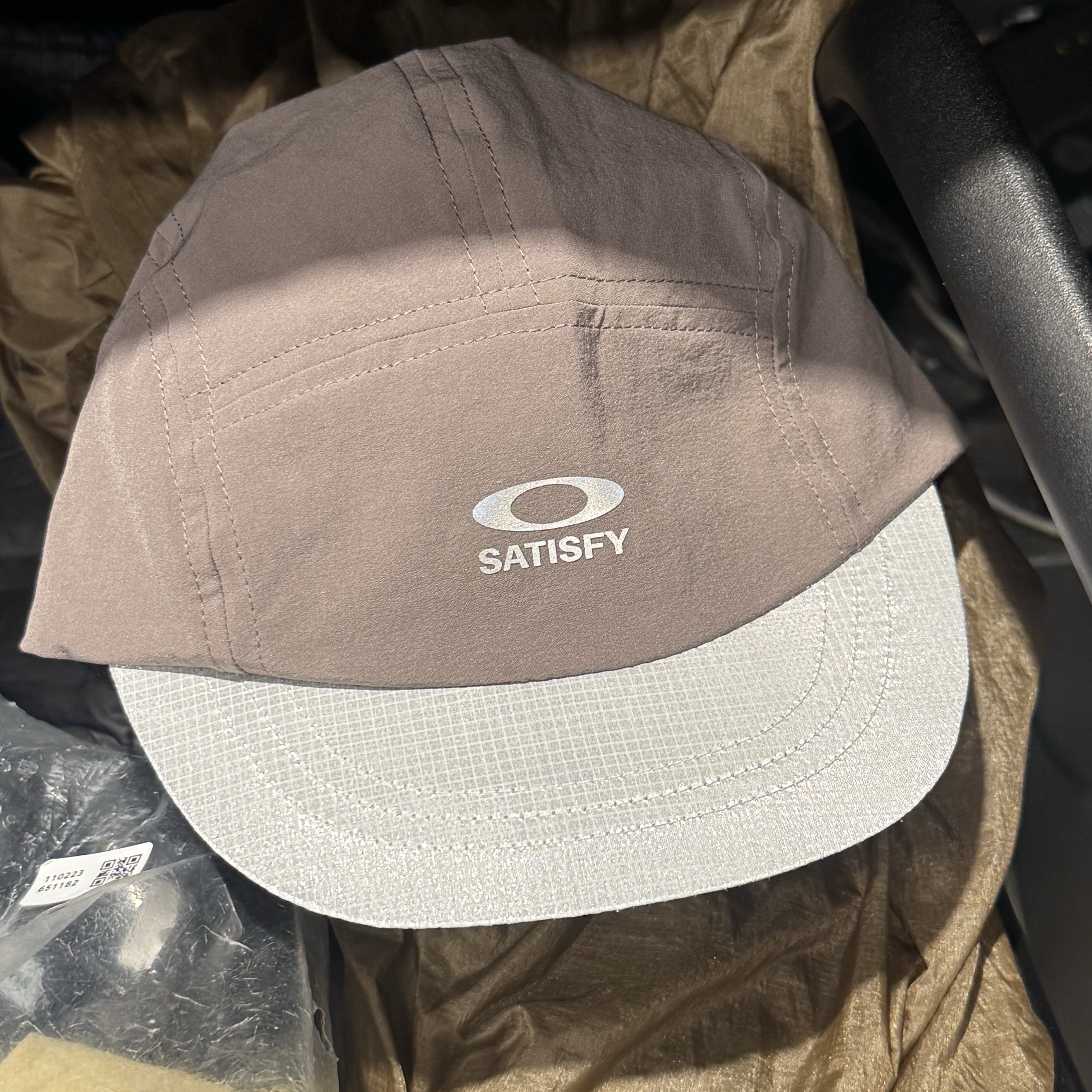 Oakley x Satisfy Peaceshell Trail Cap Falcon, Satisfy Rippy Air Trail Cap Black 착용 스타일 - 2