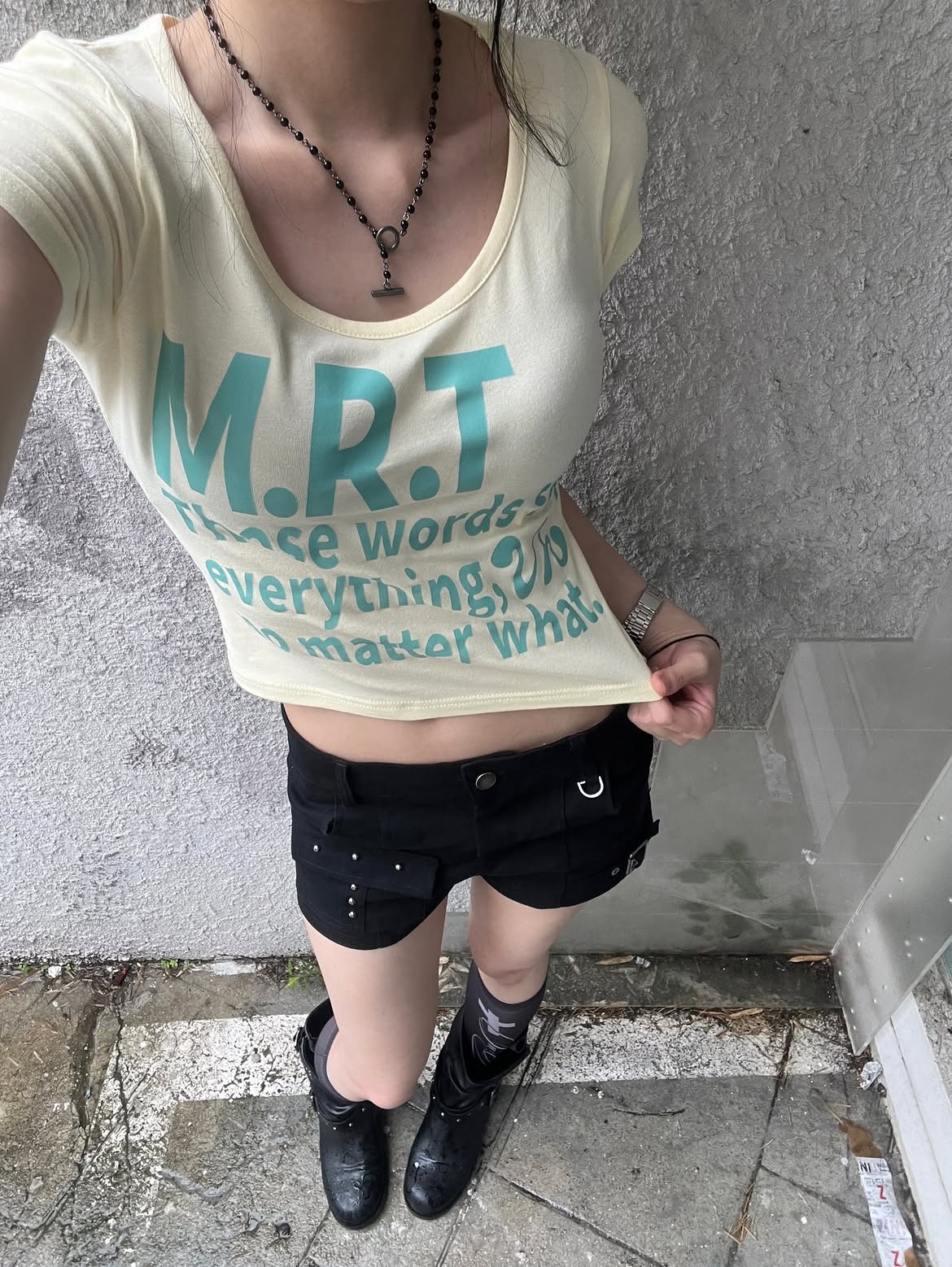 venhit MRT Vivid U-Neck Slim Fit Short Sleeve T-Shirt Yellow 착용 스타일 - 5