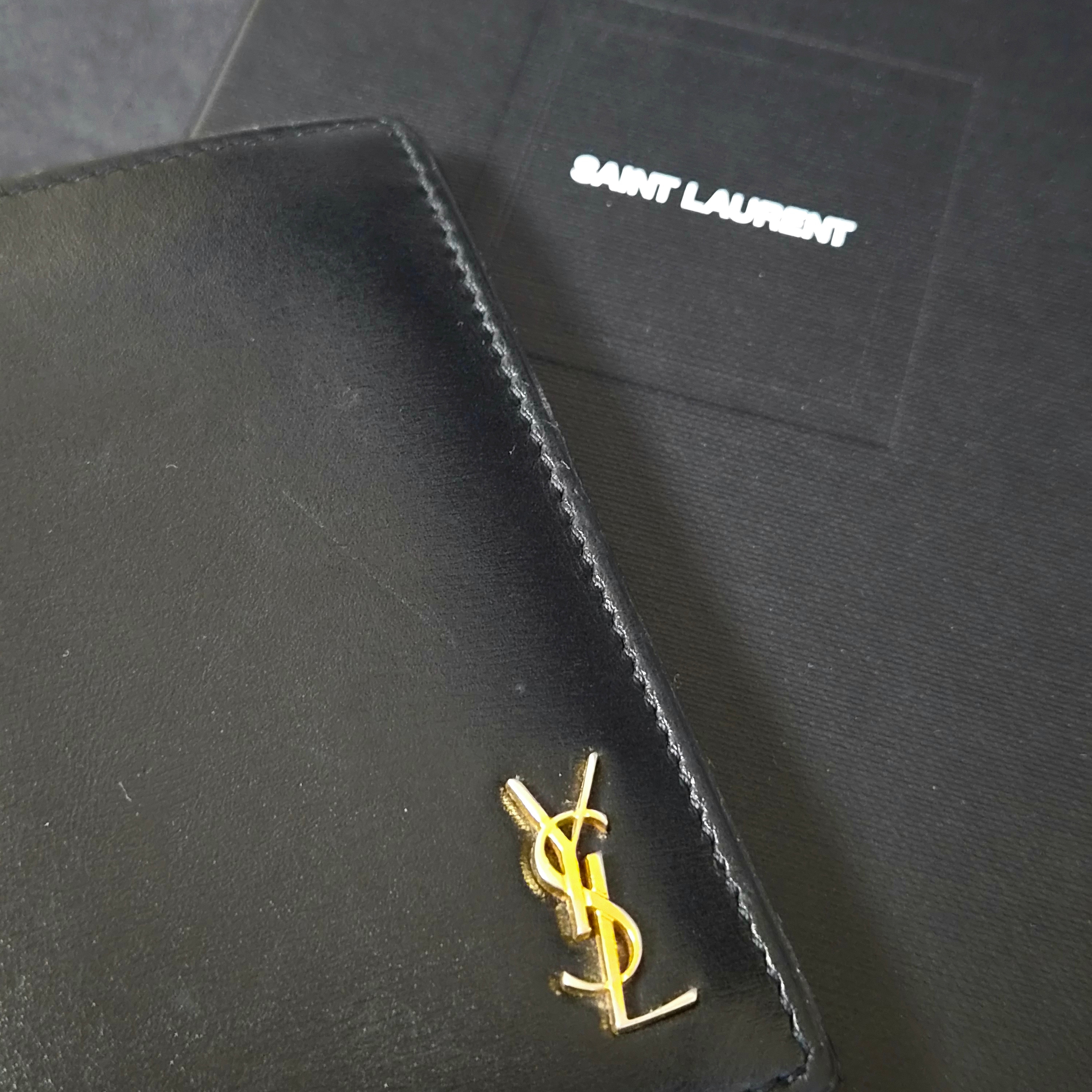 Saint Laurent Tiny Cassandre Credit Card Wallet in Shiny Leather Black 착용 스타일
