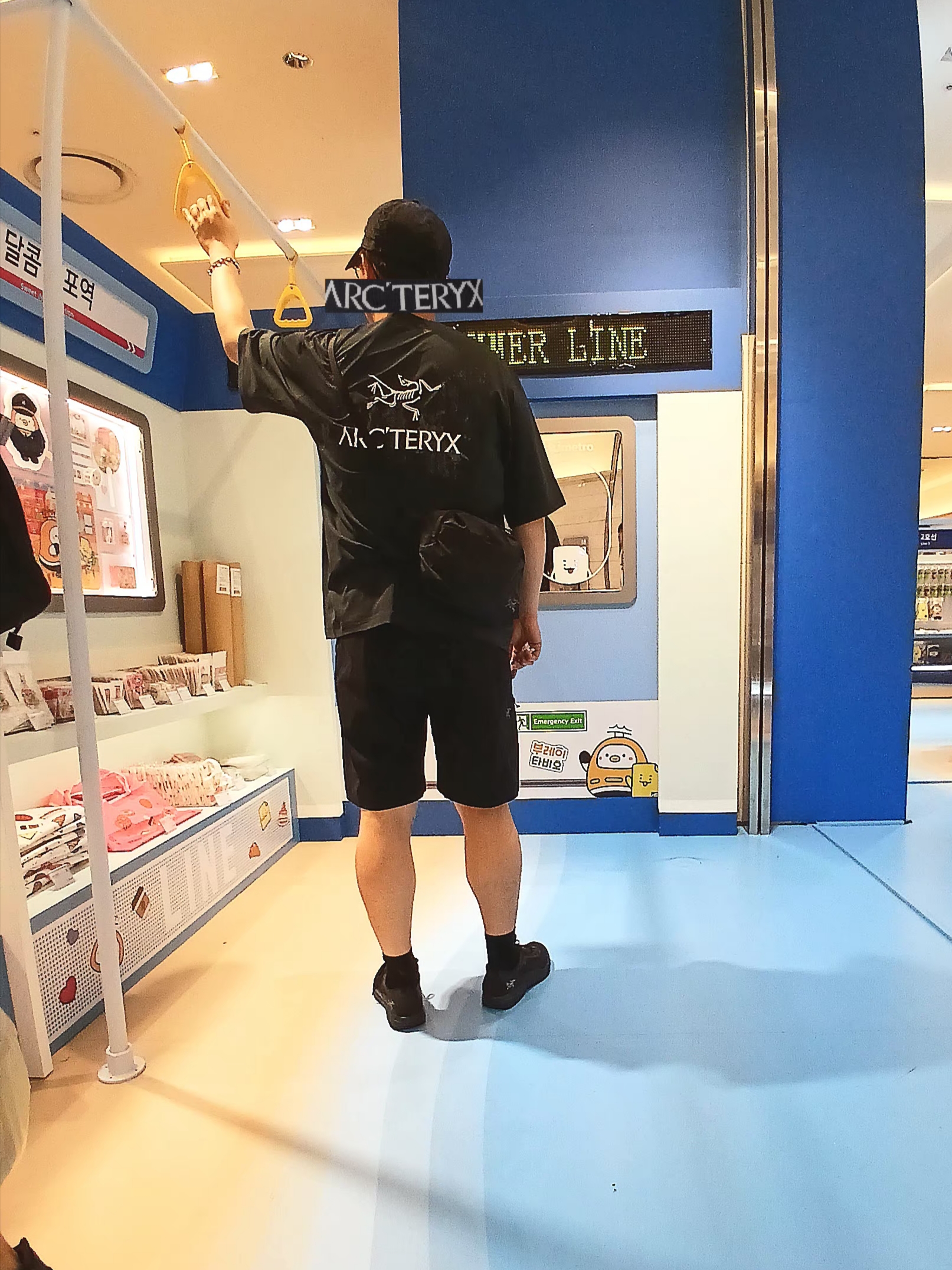 Stone Island 9100011 Nylon Metal in Econyl Baseball Cap with Drawcord Compass Embroidery Black, Arc'teryx Envoy Grand Wall SS T-Shirt Orion 착용 스타일 - 1
