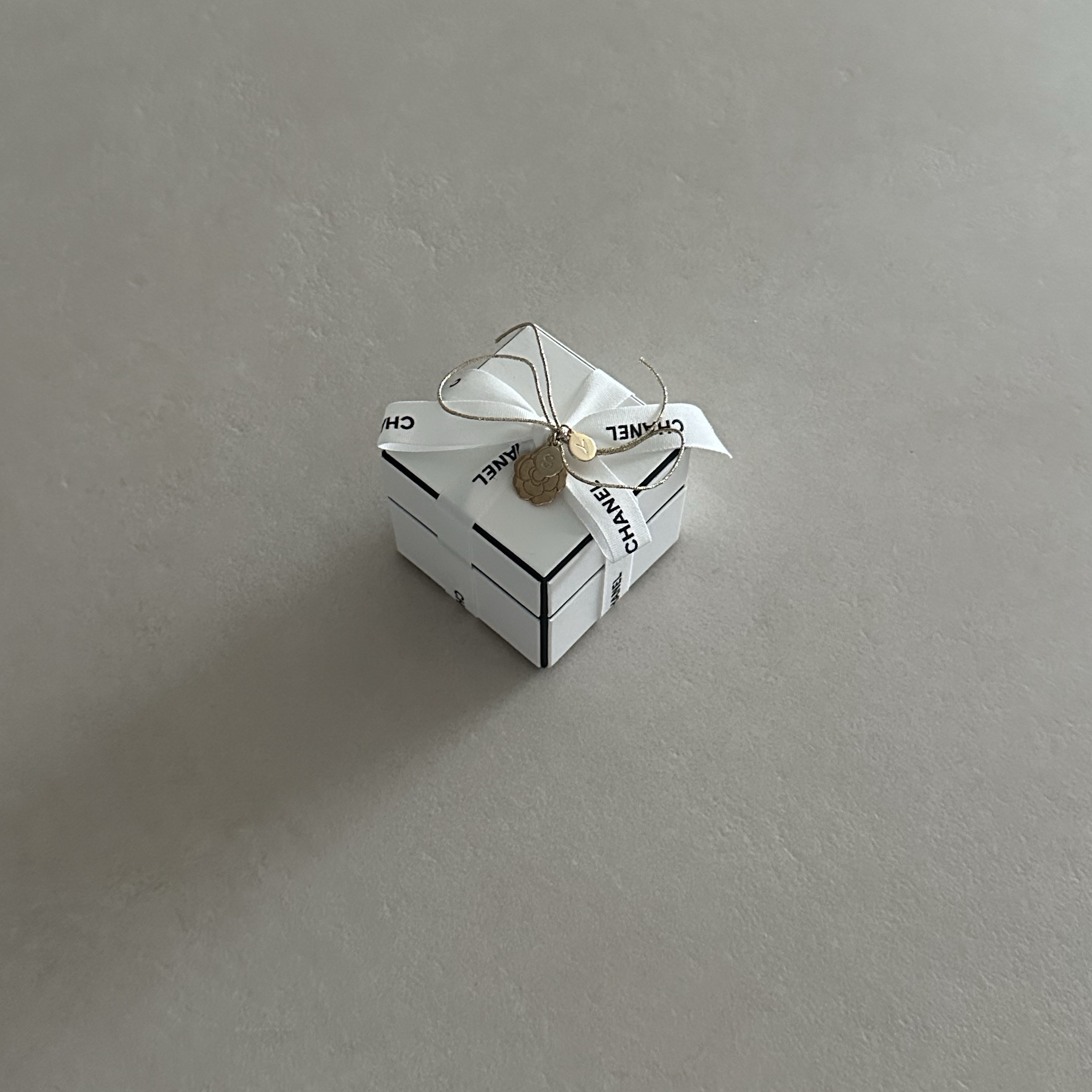 Chanel Coco Crush Ring Quilted Motif Small & 18K Beige Gold 착용 스타일 - 1